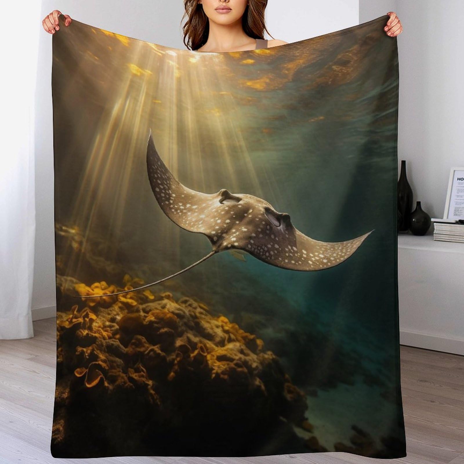 Couverture polaire raie manta cocooning pour soirées cinéma au chaud sur le canapé