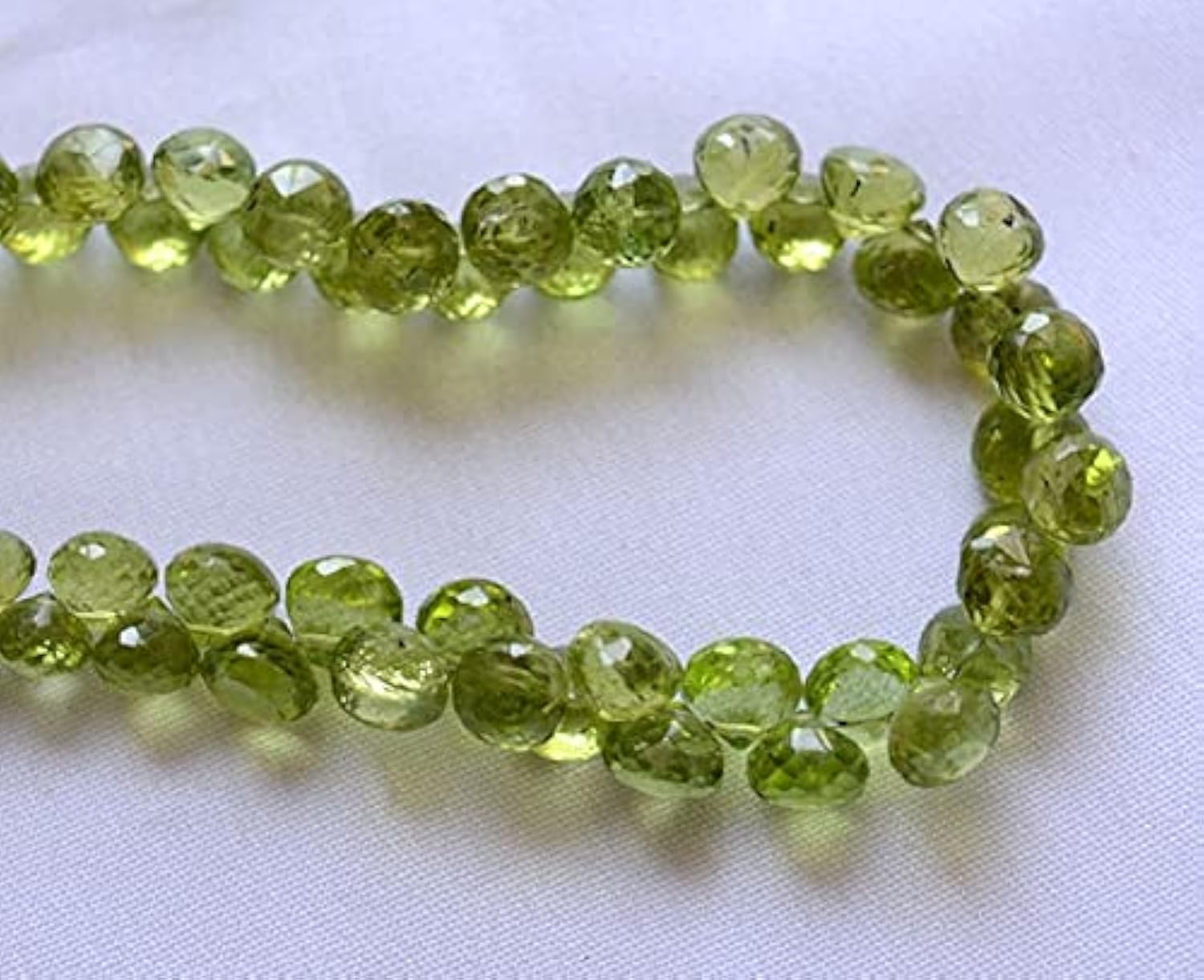 Peridot faceted gemstone oignon 5.5-6mm pour enfilage et création de collier briolette