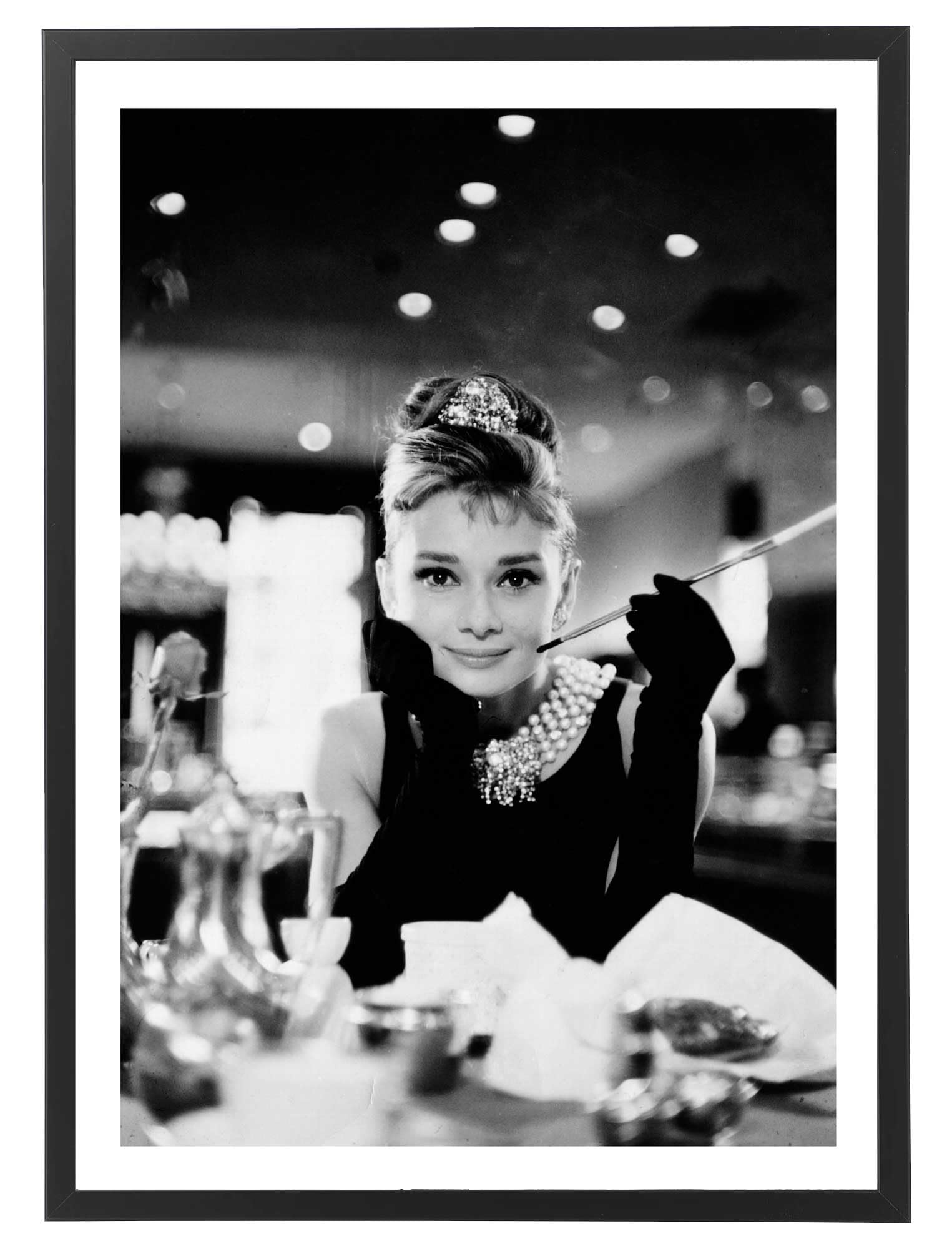 Générique Tableau Audrey Hepburn 50 x 70 cm avec cadre en bois noir inclus - Affiche décoration cinéma noir et blanc