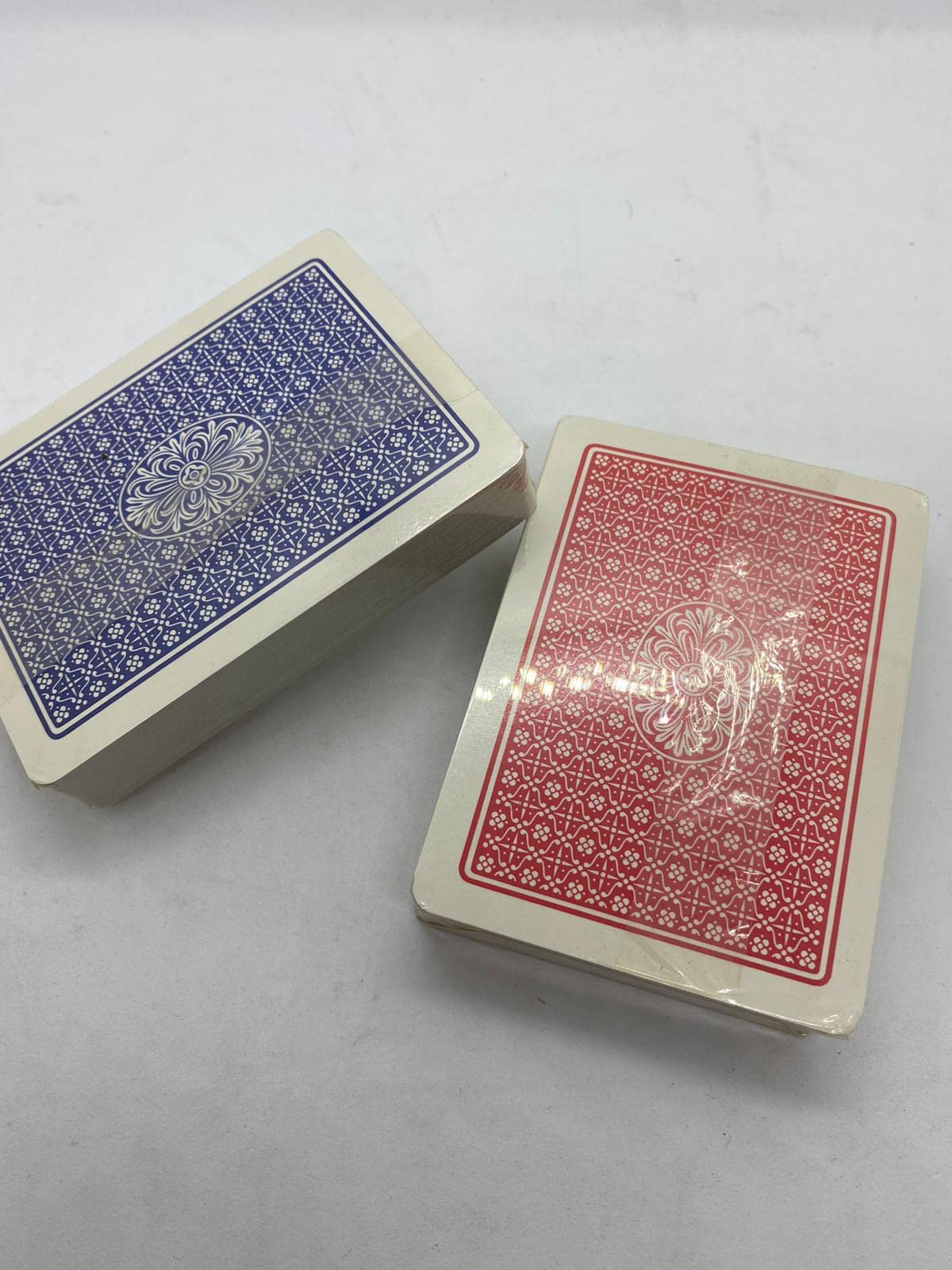 Confezione, scatolina in plastica trasparente con due mazzi da 54 carte rosse e blu, in cartoncino plastificato, misura confezione 14,5x10 centimetri, due mazzi sigillati (confezione da 50 pezzi)