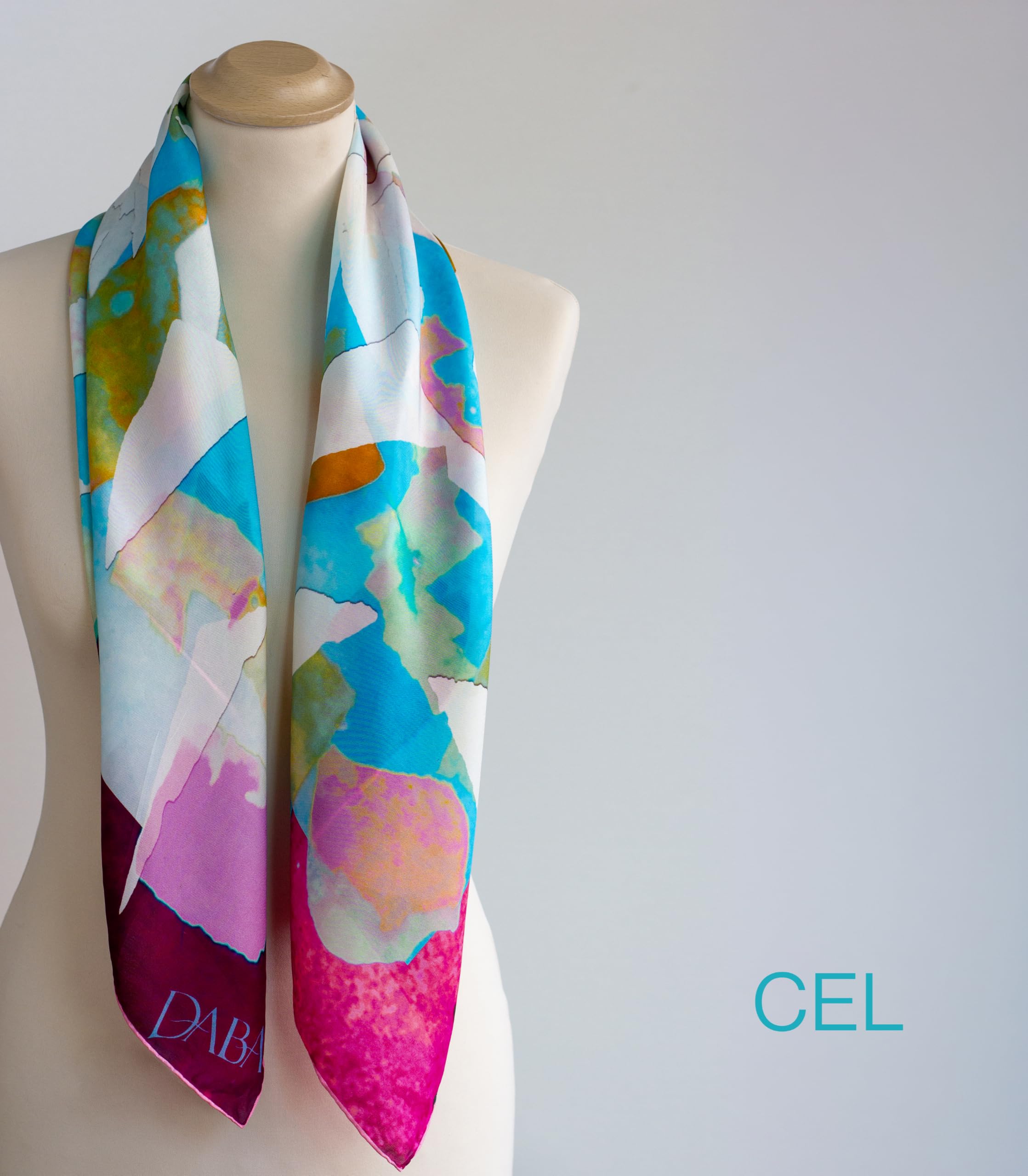 Pañuelo de seda azul cielo con estampado veraniego