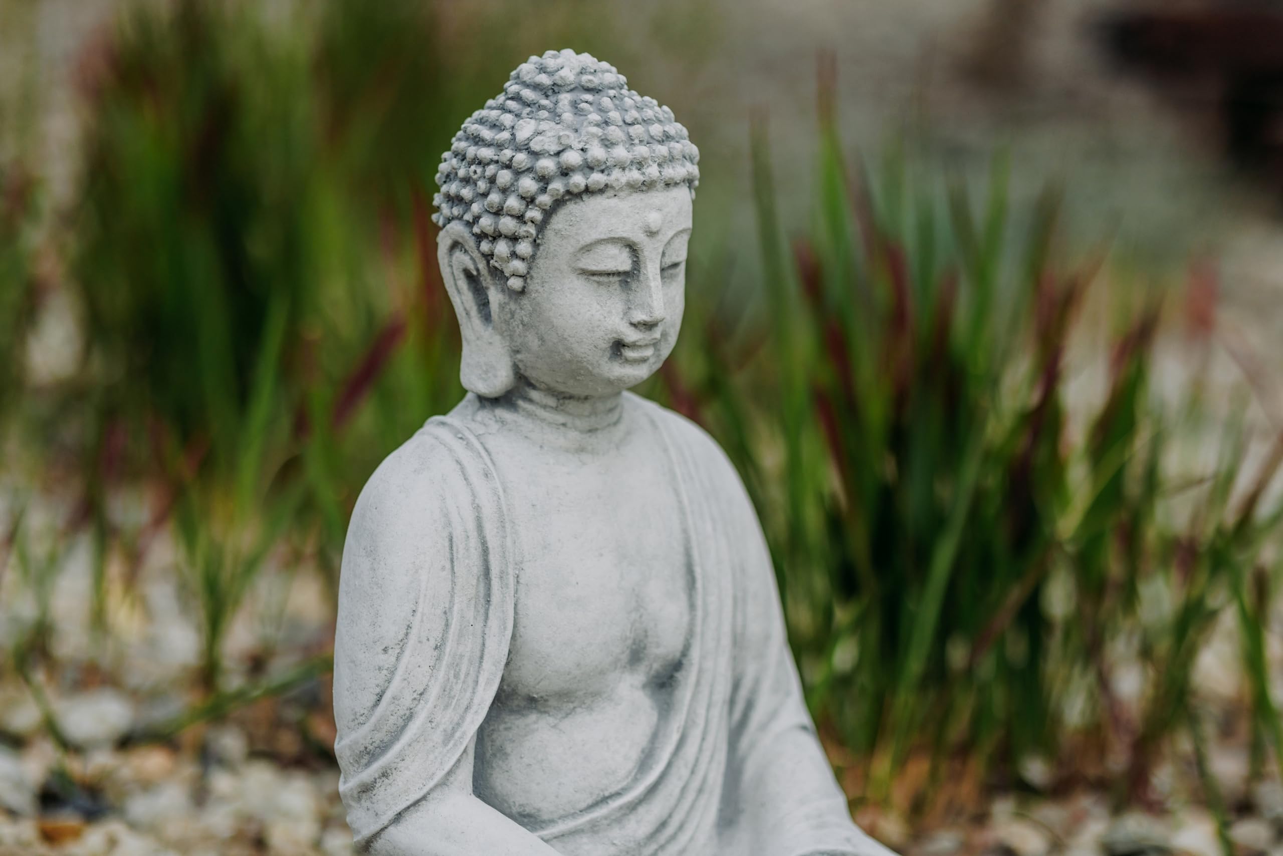 gartendekoparadies.de Sitzende Buddha Statue, Steinfigur, H. 39 cm, 12 kg, Grau, frostsicher aus Steinguss für Außenbereich