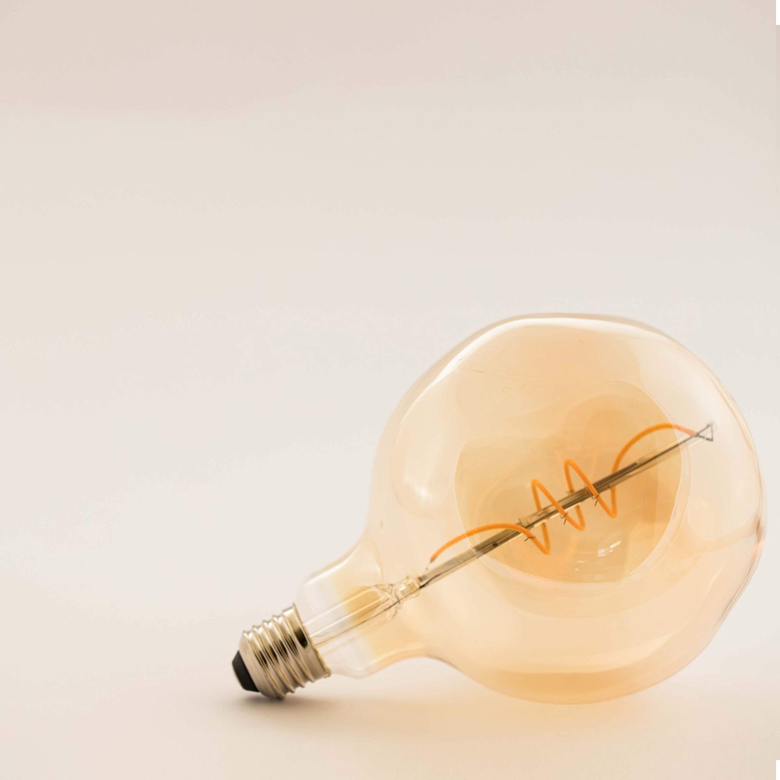 William & Watson Lampadina LED E27 dimmerabile Edison filamento retro fusione con scultura arte a forma di vetro fumé 2200 K, 4 W (equivalente a 40 W)