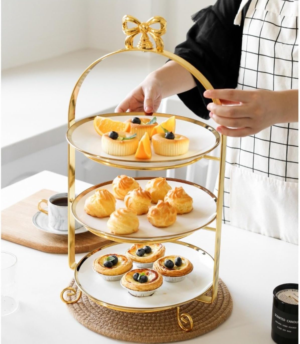 英国のアンティーク陶磁器、ロイヤルアルバート社の3段ケーキスタンド