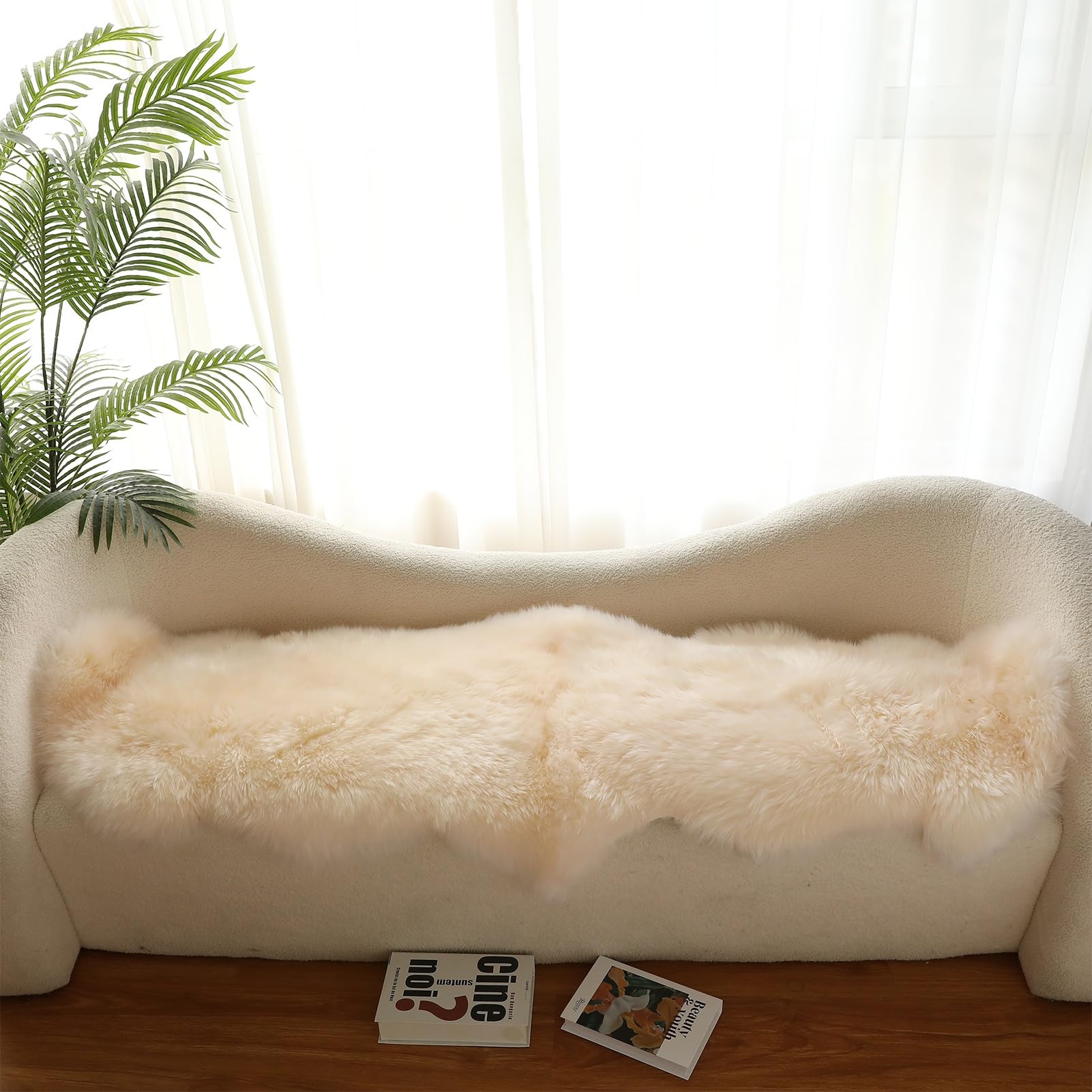 Tapis fourrure naturel beige pour réchauffer une chambre de bébé ou un salon