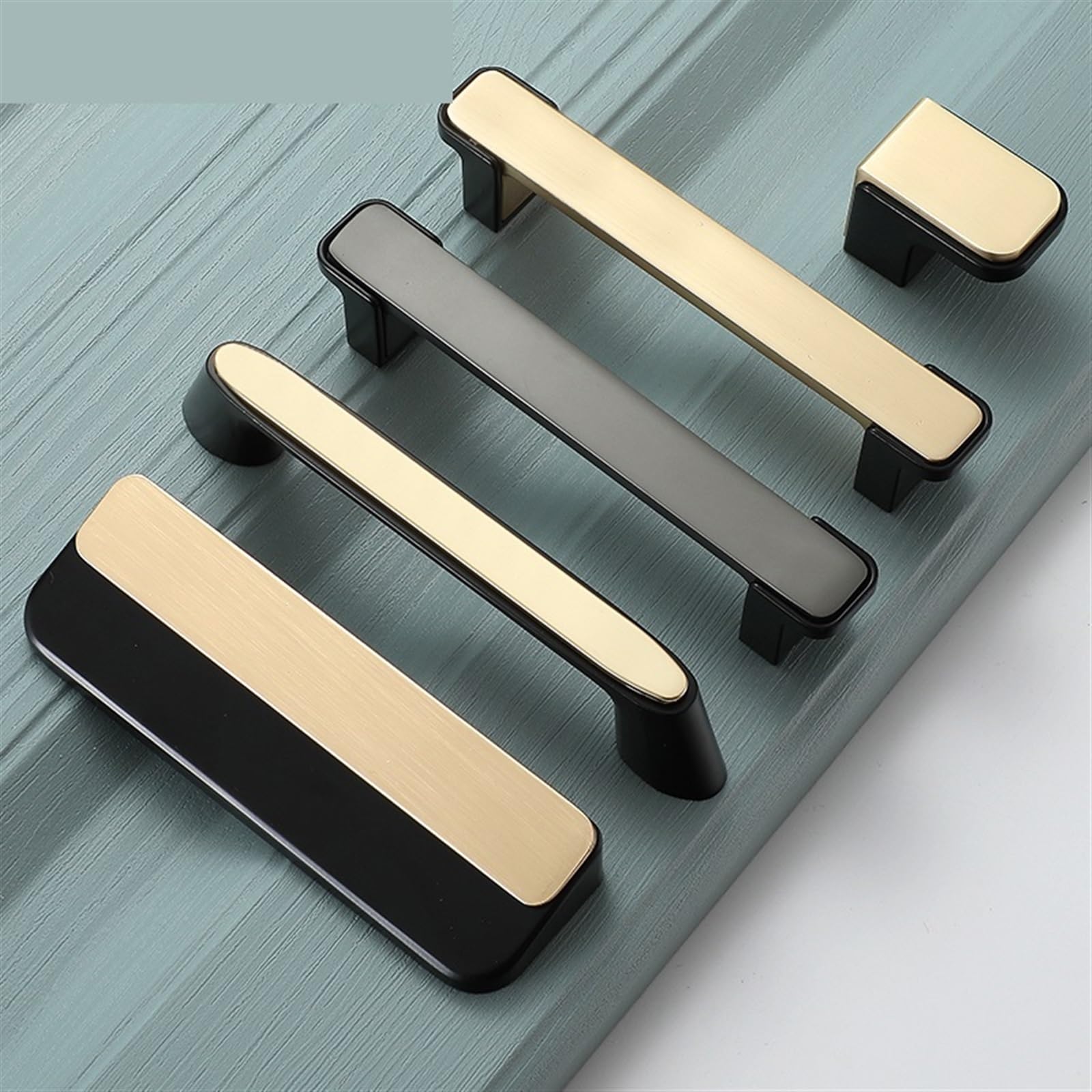 Poignées de meubles or noir et gris pour une décoration de cuisine moderne