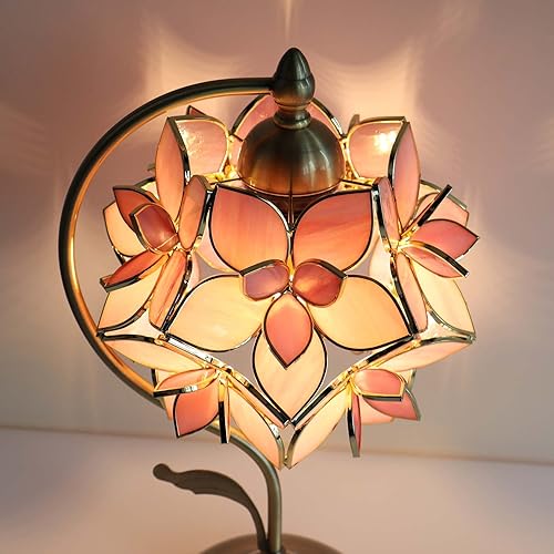 Miniatura 8 de Bieye L10833Lámpara de mesa de vitral de lirio rosa con base de latón vintage y acabado electroplatinado 8 pulgadas de ancho x 17 pulgadas de alto,
