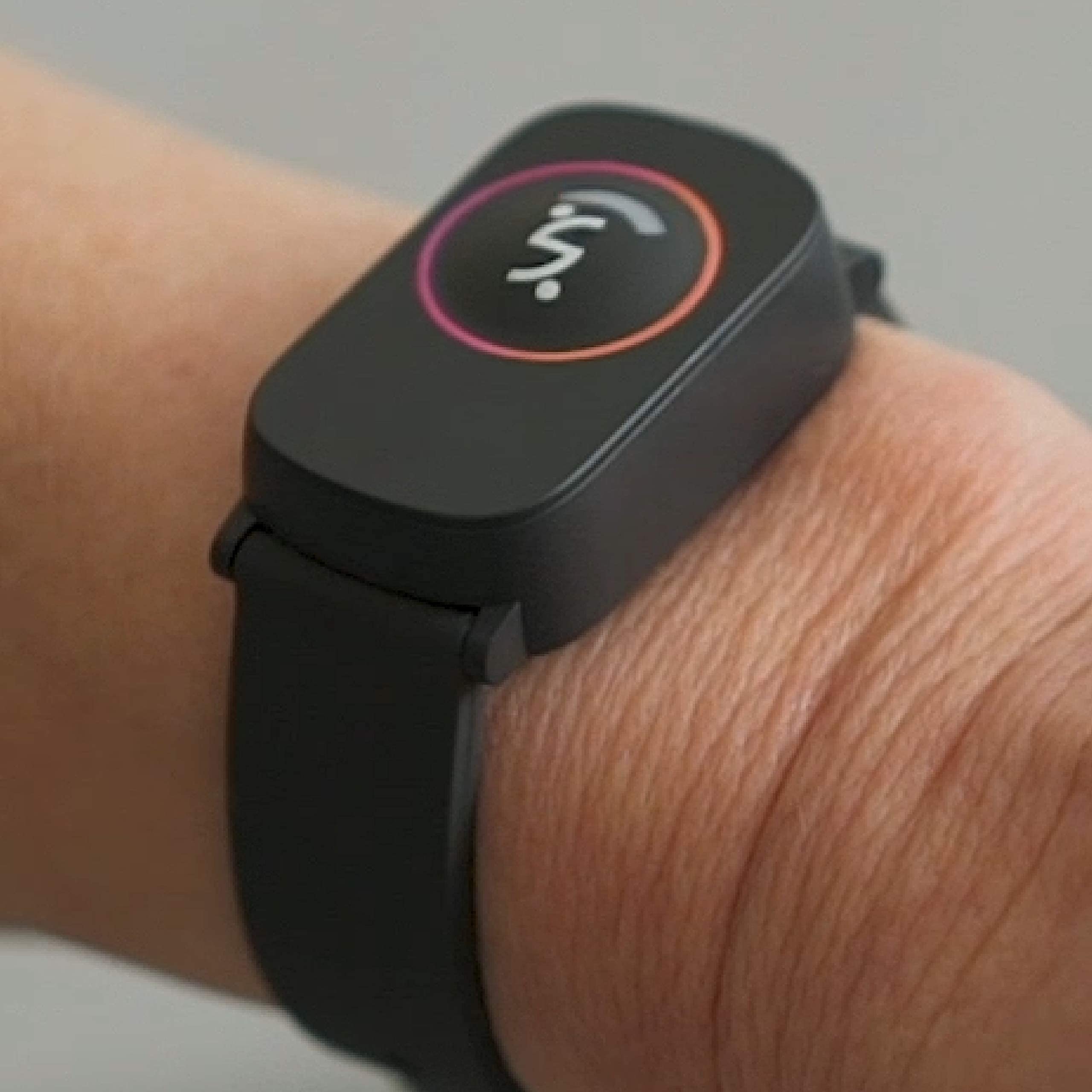SEREMY Salvavita Anziani Bracciale Smart. Controlla da remoto la sicurezza ed il benessere degli anziani. SOS, Cadute, GPS, Battito, Sonno. Servizio dati incluso per 1 utente 1 Anno.