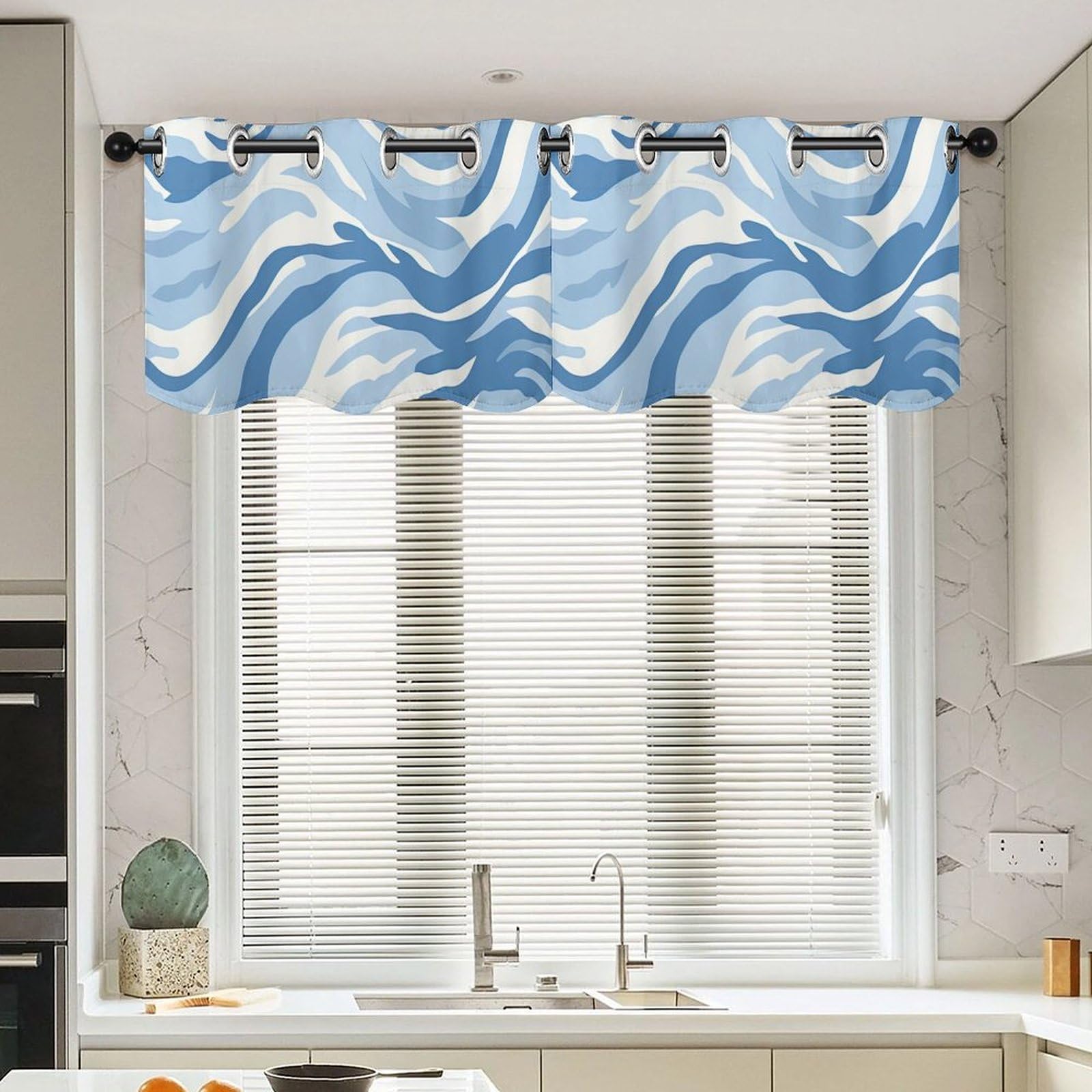 Cortinas de cocina con cenefa de tigre azul: el regalo ideal de inauguración de casa