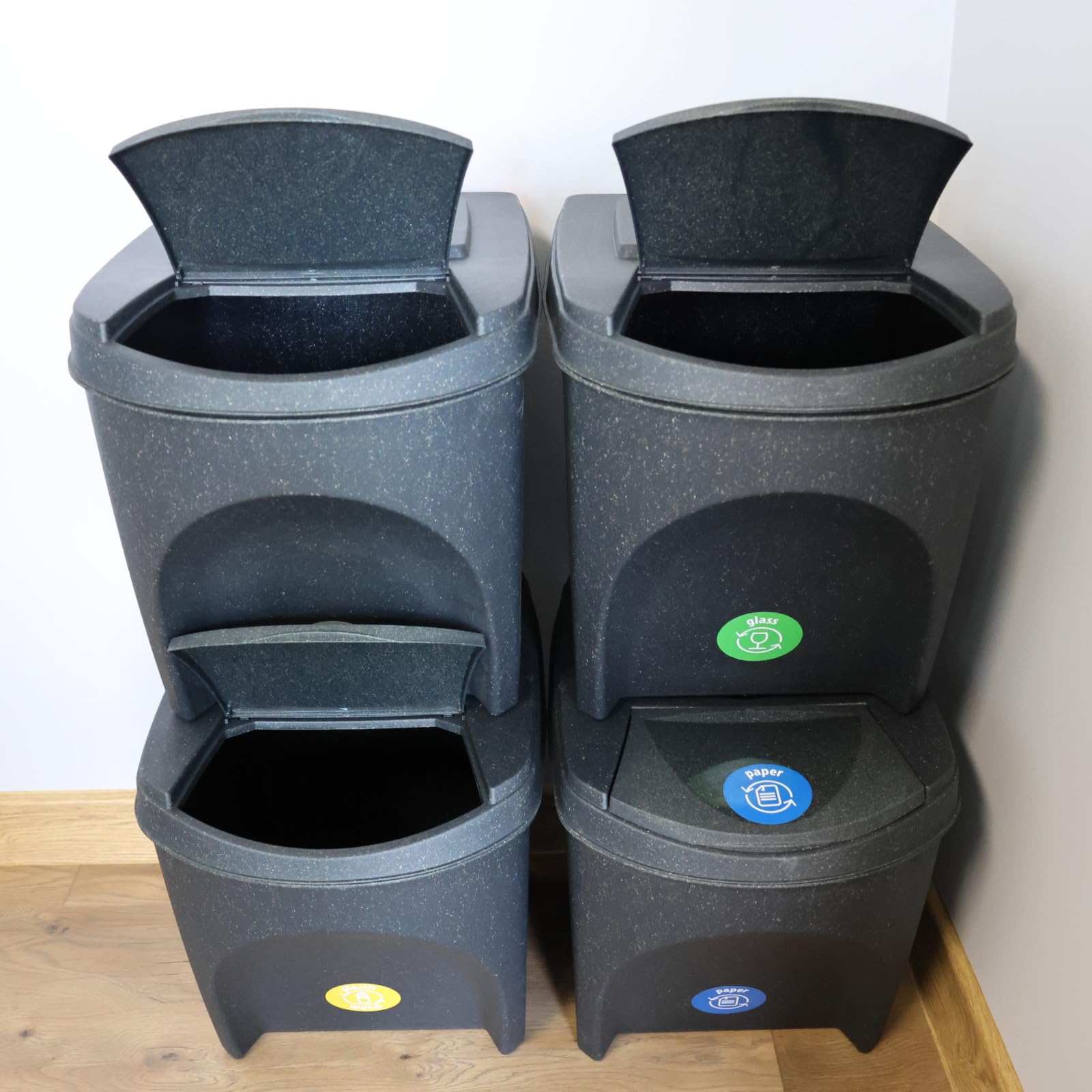 Zestaw 4 pojemników na śmieci + kolorowa naklejka z oznaczeniami rodzaju odpadów system segregacji śmieci ECO - zestaw 4 x 25 l koszy na śmieci w kolorze antracytowym do układania w stos, kompaktowe,