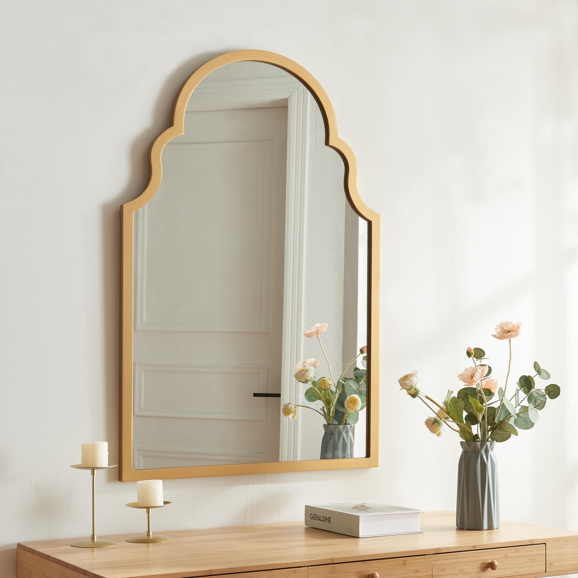 [en.casa] Diseño Único Espejo de Pared en Forma de Ventana de Estilo Marroquí Elegante Espejo Baño Salón con Ganchos de Suspensión Sin Distorsiones Decoración Mural Marco MDF 90x60 cm - Dorado