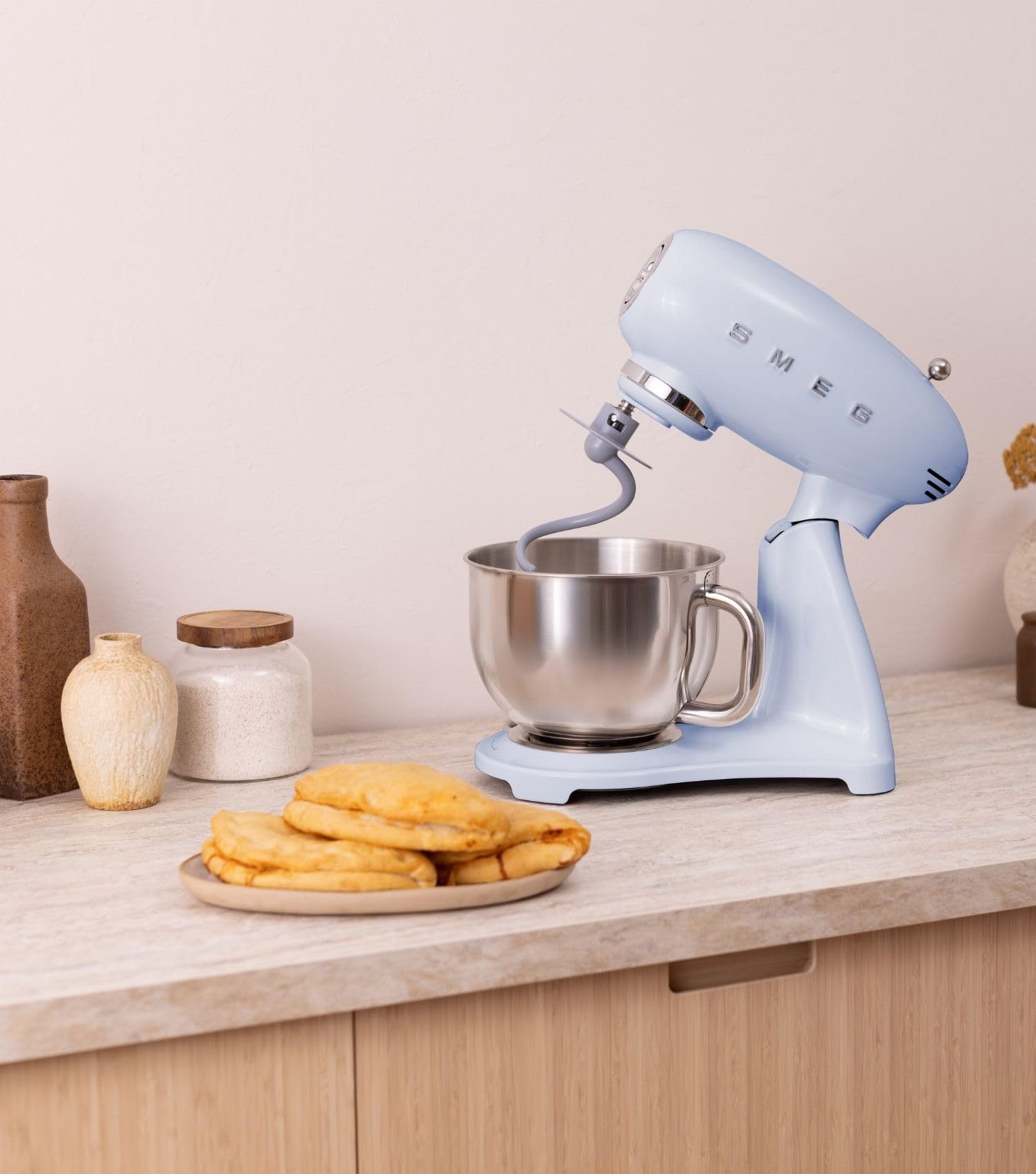 Smeg, Impastatrice Planetaria Full Color SMF05CREU, 10 Livelli di Velocità, Funzione Smooth Start e Steady Mix, Ciotola da 4,8 L, Blocco Motore, 3 Fruste e Gancio Impastatore, 800 W, Panna
