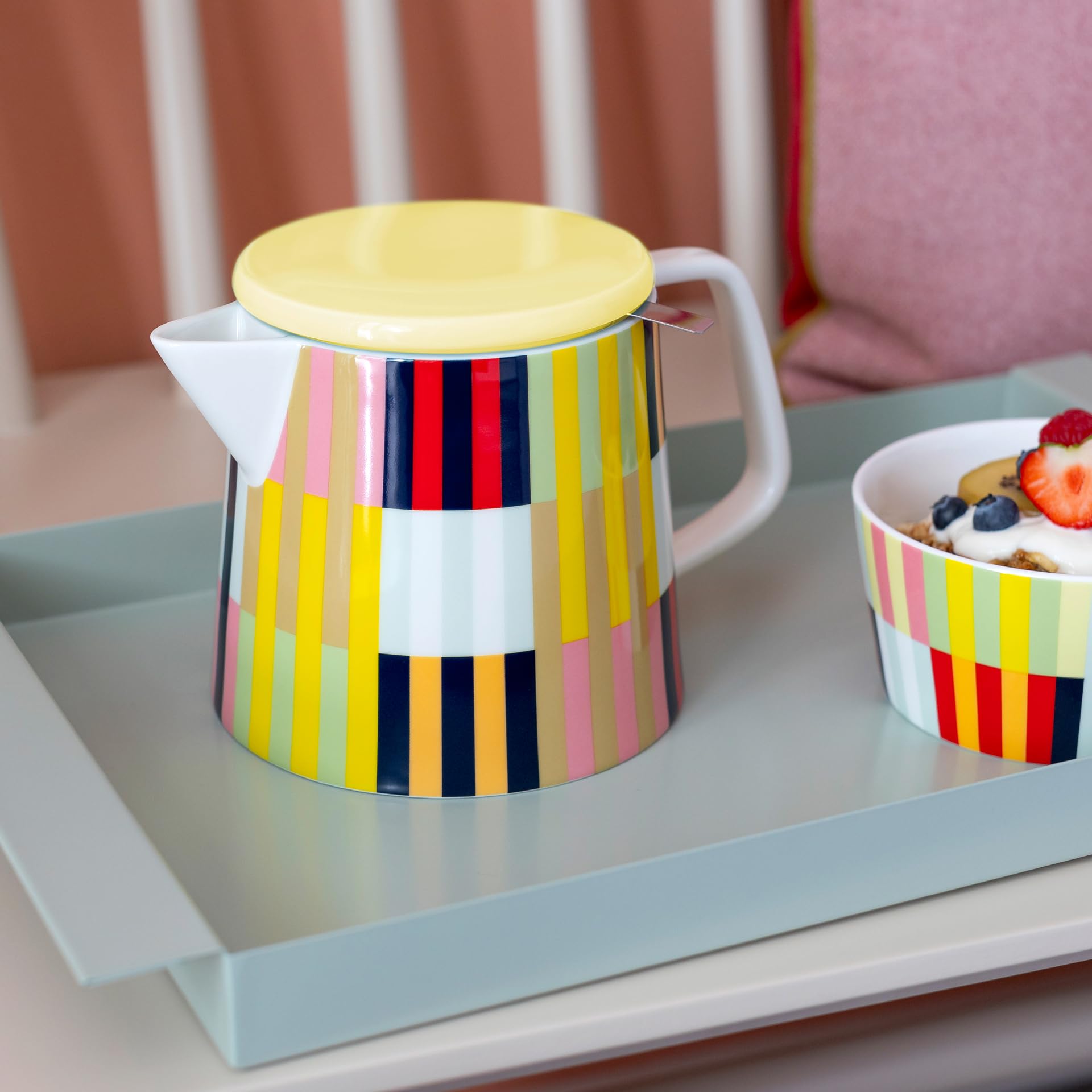 REMEMBER Teekanne Lorenzo, H 14 cm, Ø 14.6 cm / 1.2 l, Porzellan/Edelstahl, spülmaschinengeeignet – Teekanne im farbenfrohen Design, dekorative Teekanne für Teezeremonie oder Frühstückstisch (Havanna)