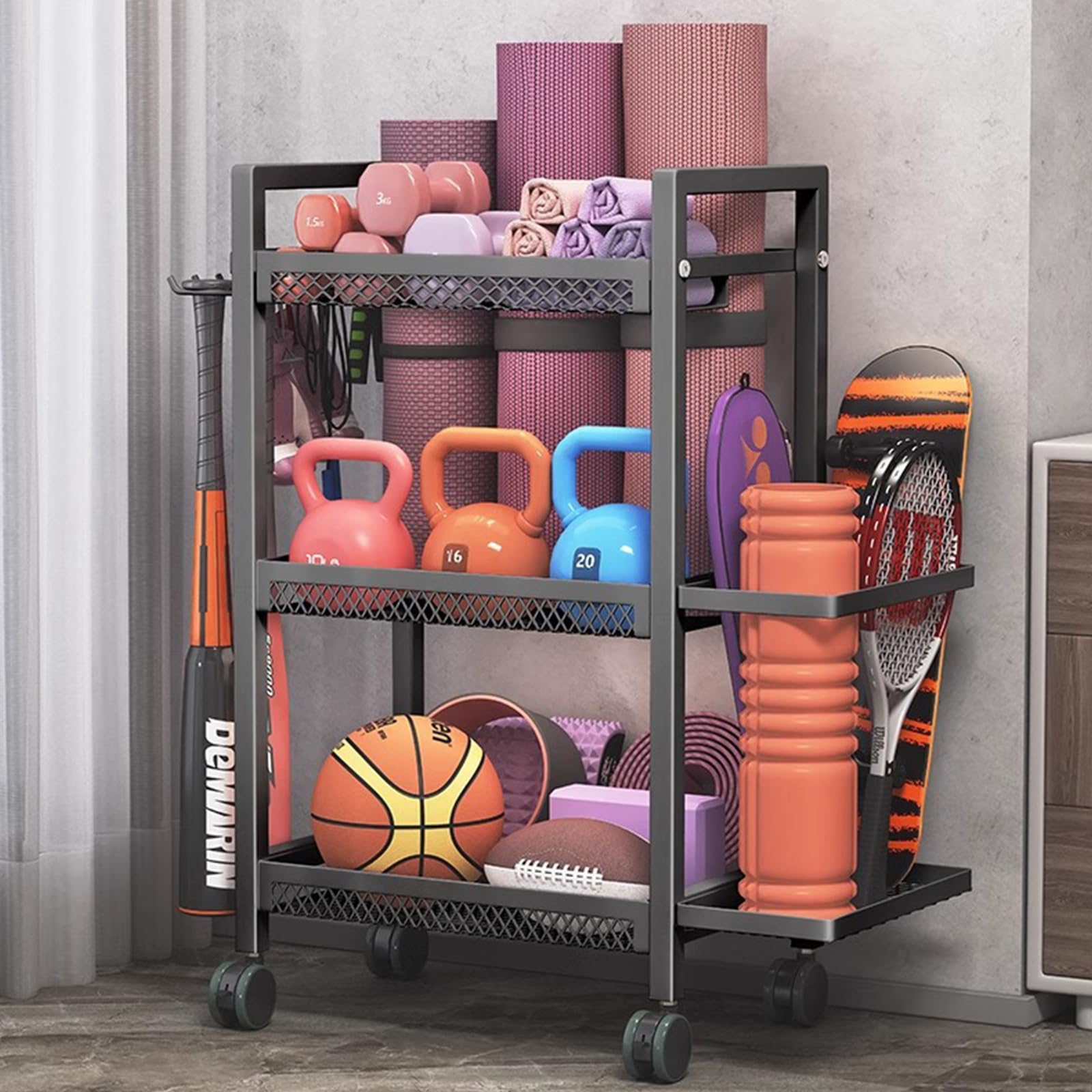 Organizador de equipo deportivo con ruedas, soporte de 3 niveles para tapete de yoga, gimnasio en casa, estante de almacenamiento con ganchos y ruedas giratorias para interiores y exteriores, acero al