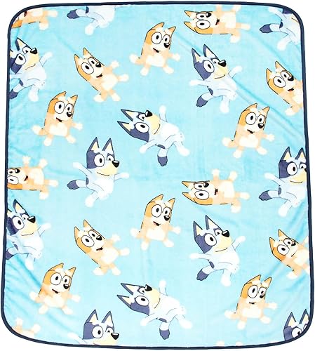 Jay Franco Bluey and Bingo - Manta de viaje de felpa de 40 x 50 pulgadas, ropa de cama súper suave para niños