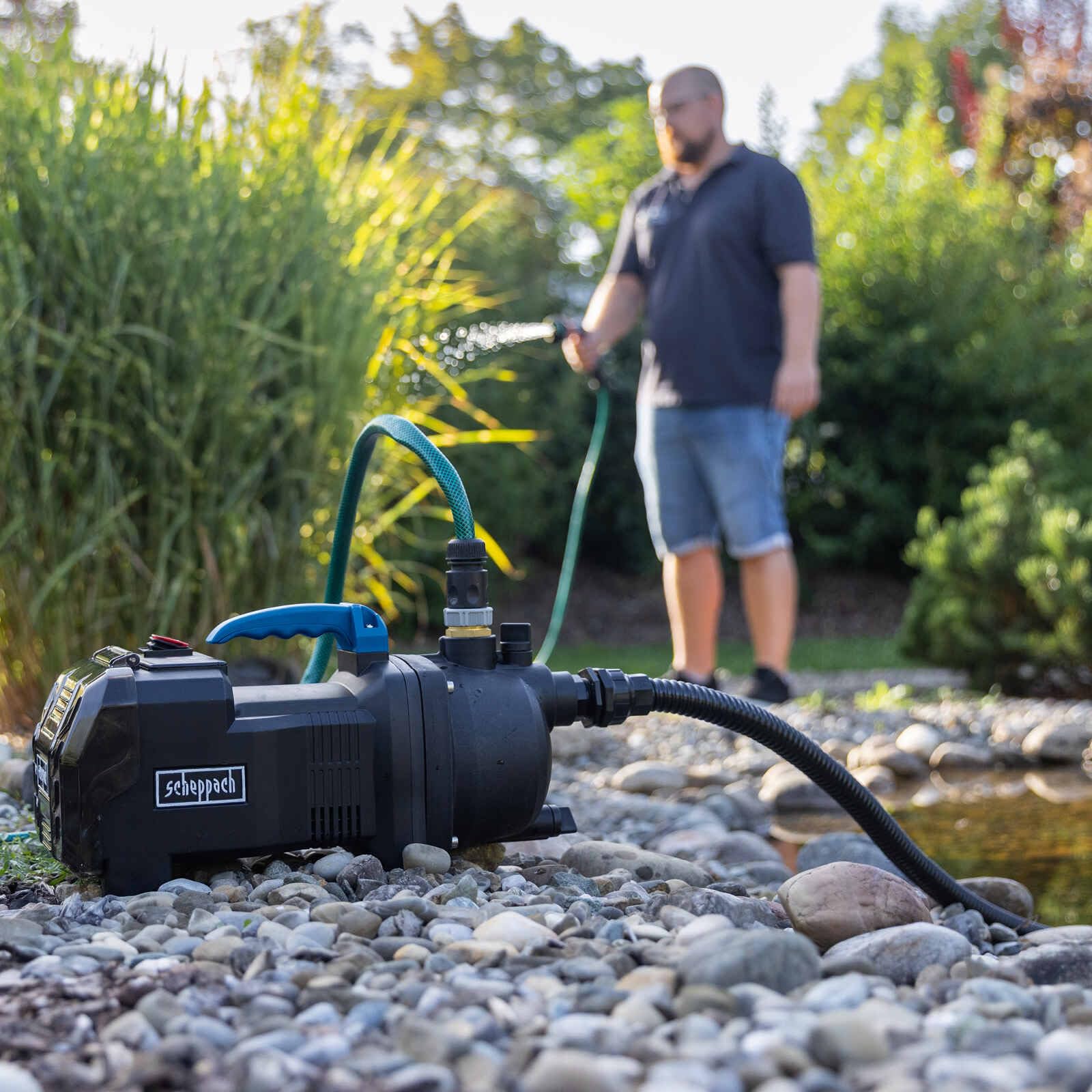 Scheppach Pompa da giardino a batteria C-GP3000-X con tubo da 2 m, portata 3000 l/h, altezza di erogazione 25 m, profondità di immersione 8 m, pressione di erogazione 2,6 bar, serie 20 V-IXES, con