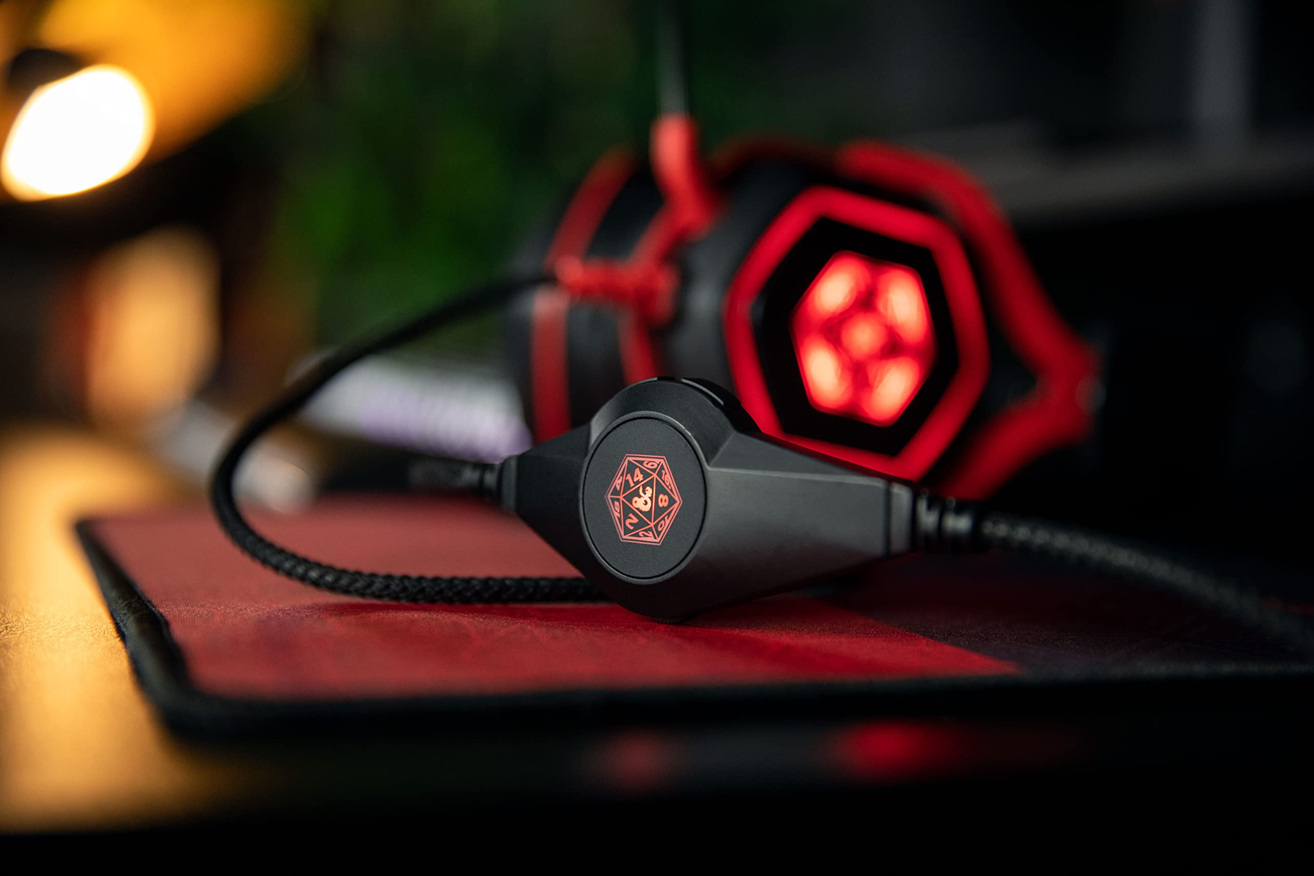 Konix Dungeons & Dragons Auriculares Gaming con Cable D20 para PC - Altavoces de 50 mm - Micrófono - Cable USB de 2 m - Retroiluminación - Negro y Rojo