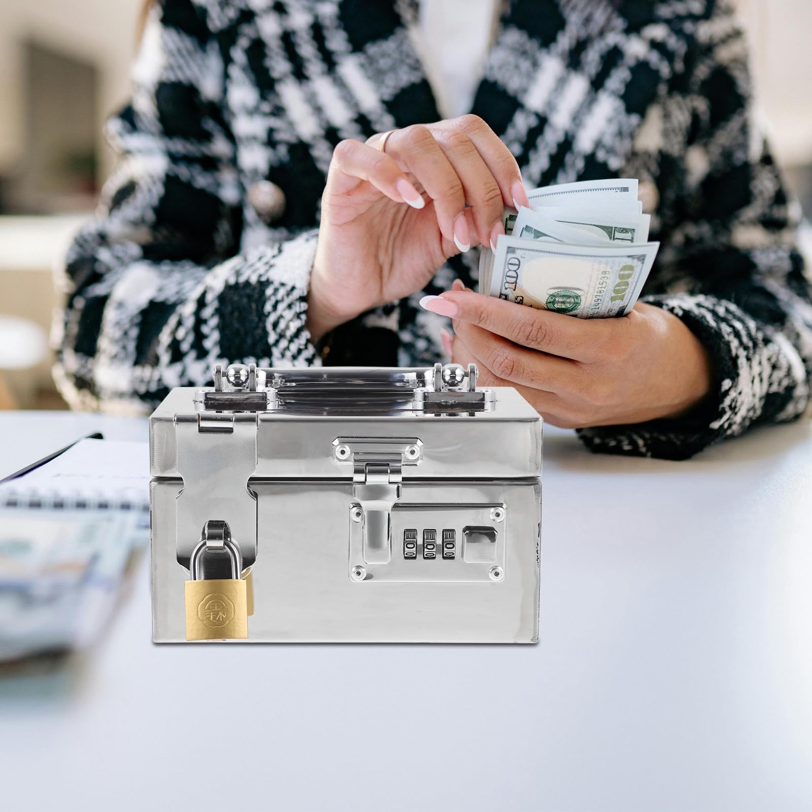 Mikikit Grosse Tirelire en Acier Inoxydable Serrure à Code, Boîte à Économies Portable Maison, Design Simple et Fonction D'épargne Sécurisée