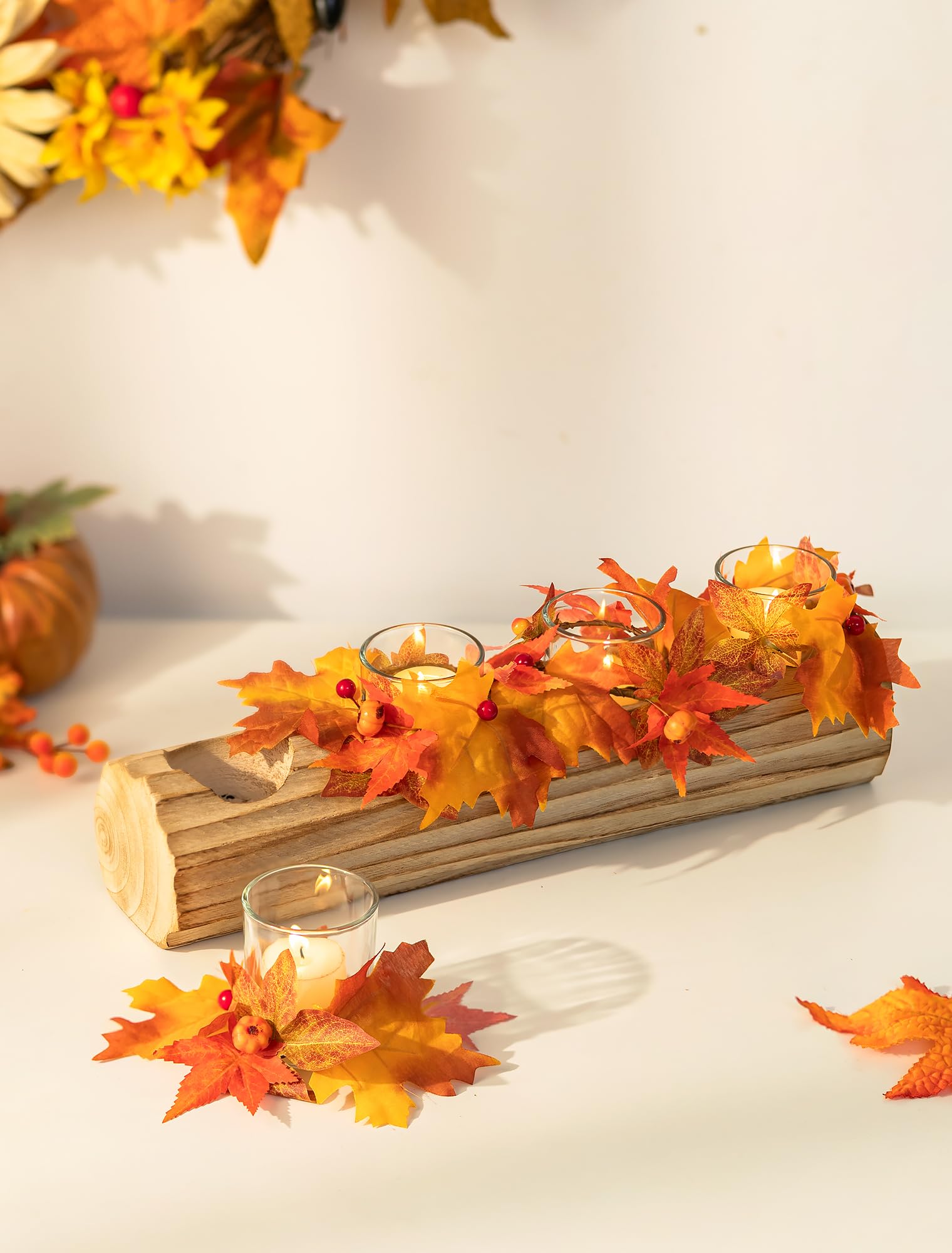 Romadedi Kerzenständer Holz, 40cm Herbstdeko mit 4 Teelichtgläser & Kranz | Rustikaler Holzblock in Baumstamm-Optik, ideal als Herbst Tischdekoration für Wohnzimmer und Fensterbank, Küche