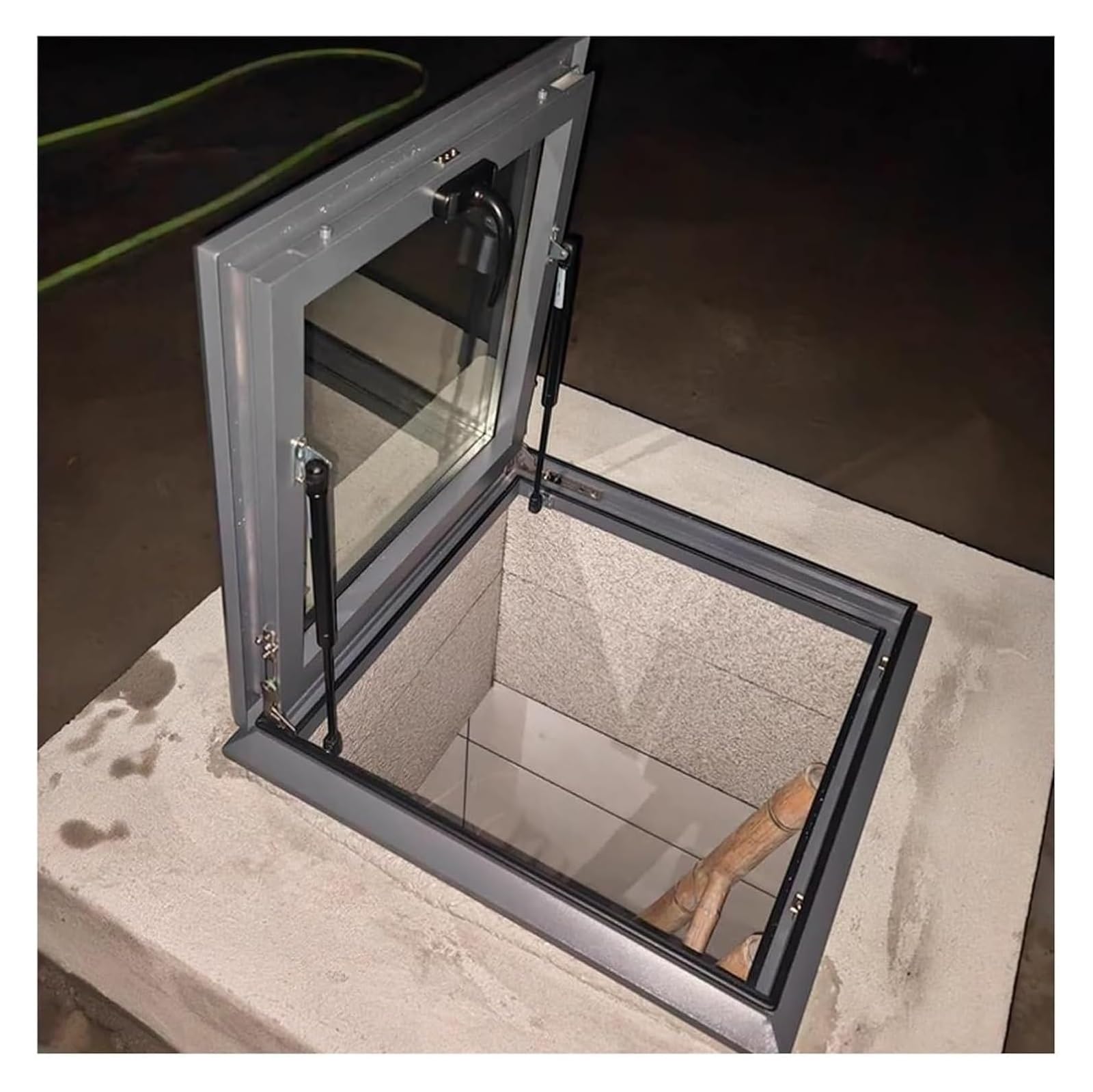 Skylight， Flush Mount Roof Access Hatch Security Door for Basement Attic Sunroom Shed House Barns Playhouse Chicken Coops(120x60cm)