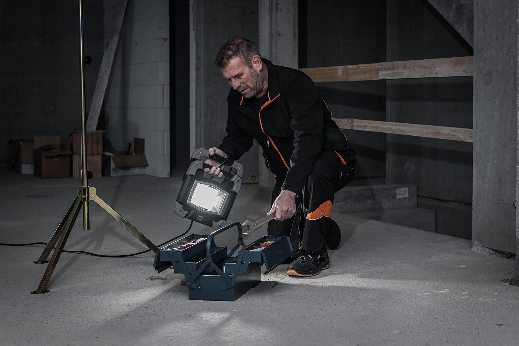 Brennenstuhl Reflektor budowlany Bluetooth TORAN 3050 MB (30W, 3400lm, 5000K, IP55, lampa robocza led, z mozliwoscia sterowania swiatlem za pomoca aplikacji i przewodem RN o dlugosci 5 m)