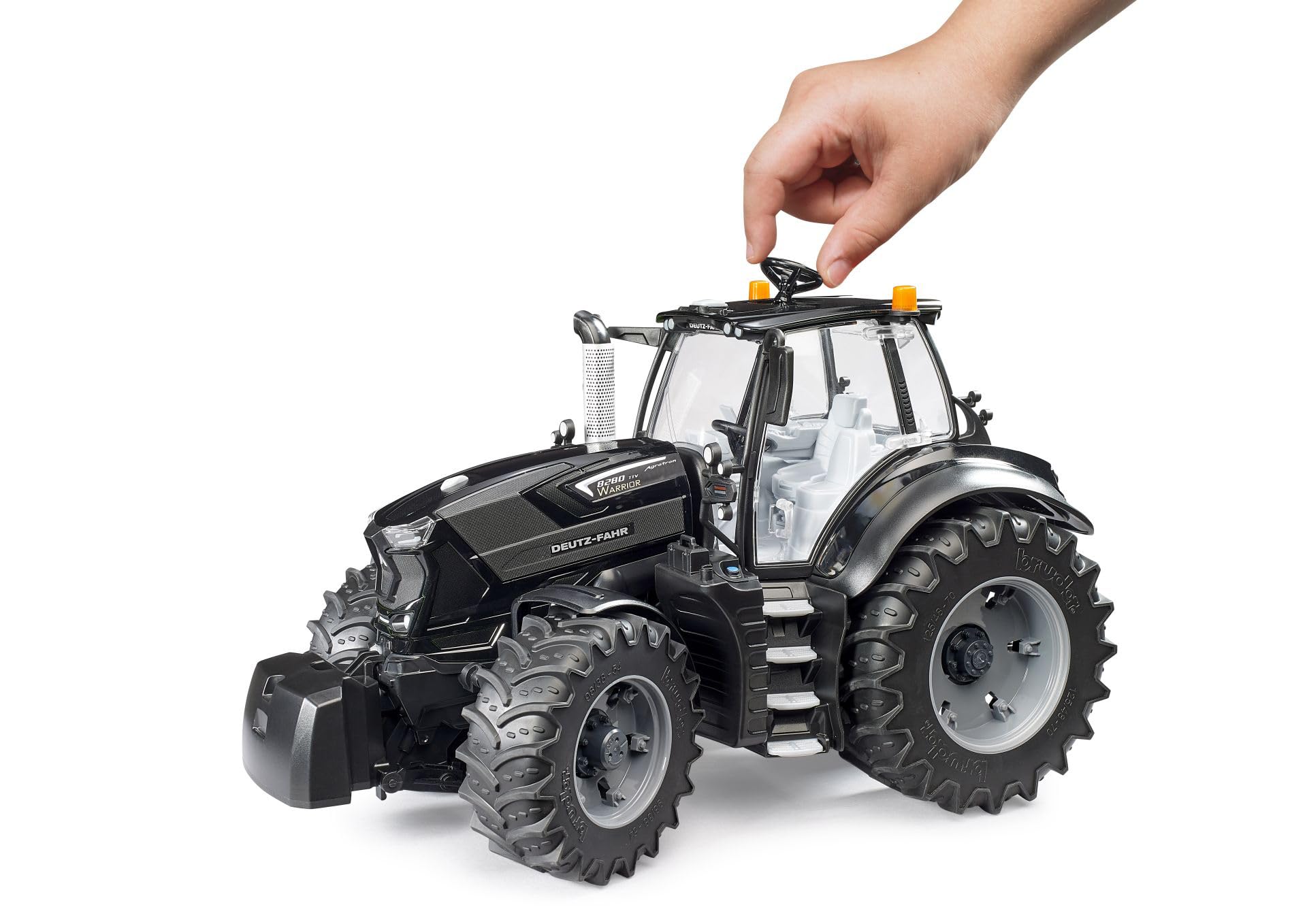 Bruder 03162 - DEUTZ-FAHR 8280 TTV Warrior - 1:16 Traktor, Bauernhof Fahrzeuge, Landwirtschaft, Spielzeug ab 3 Jahre, Schwarz