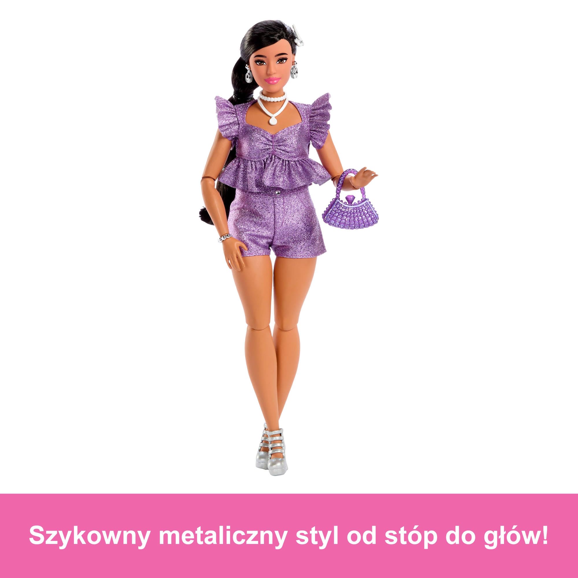 Barbie Deluxe Style Lalka modowa #8 z czarnymi włosami ułożonymi w warkocz, w metalicznej fioletowej koszulce oraz błyszczących szortach i z akcesoriami, w tym perełkową biżuterią i torebką, JFP43