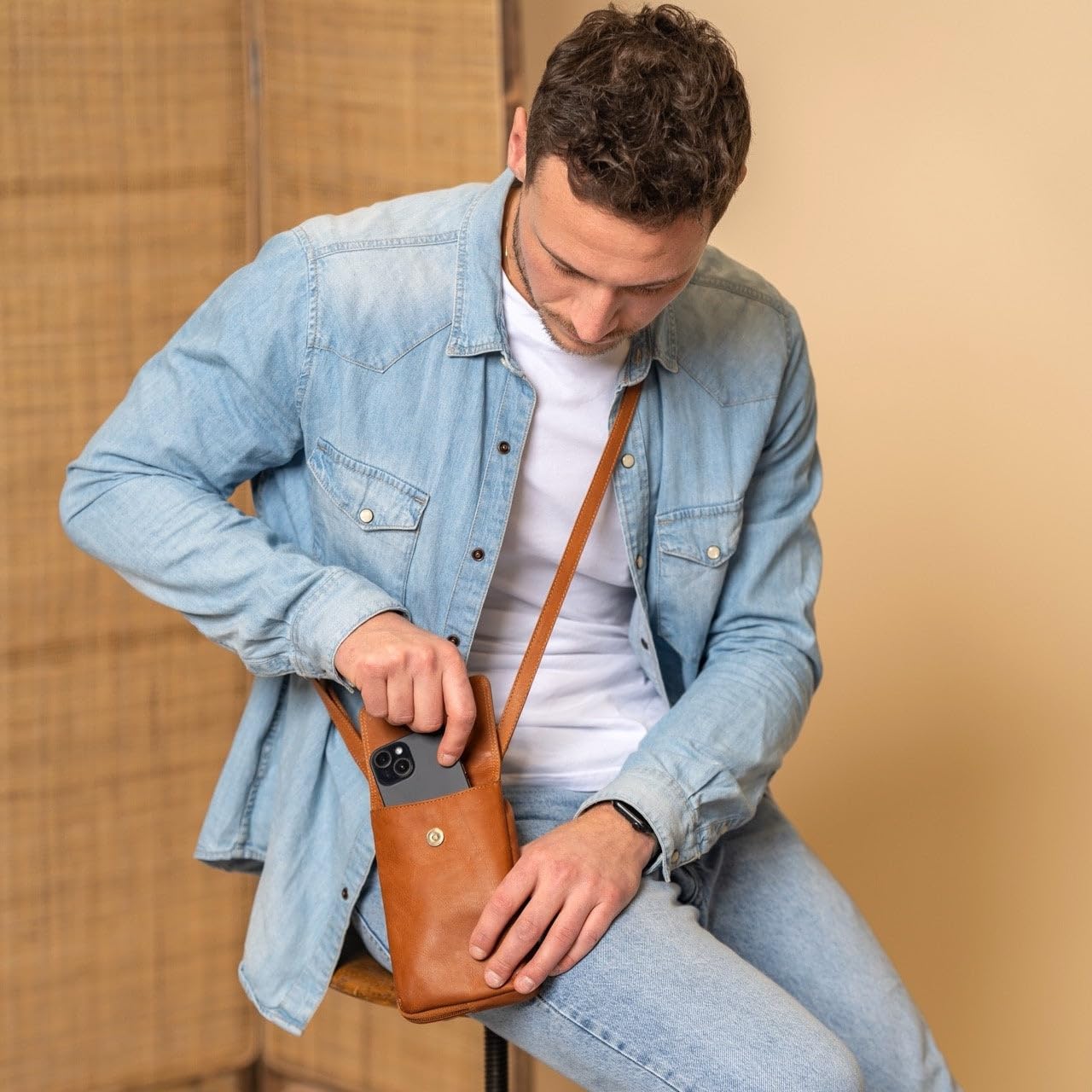 The Chesterfield Brand Langley Phonebag Cognac, koniak