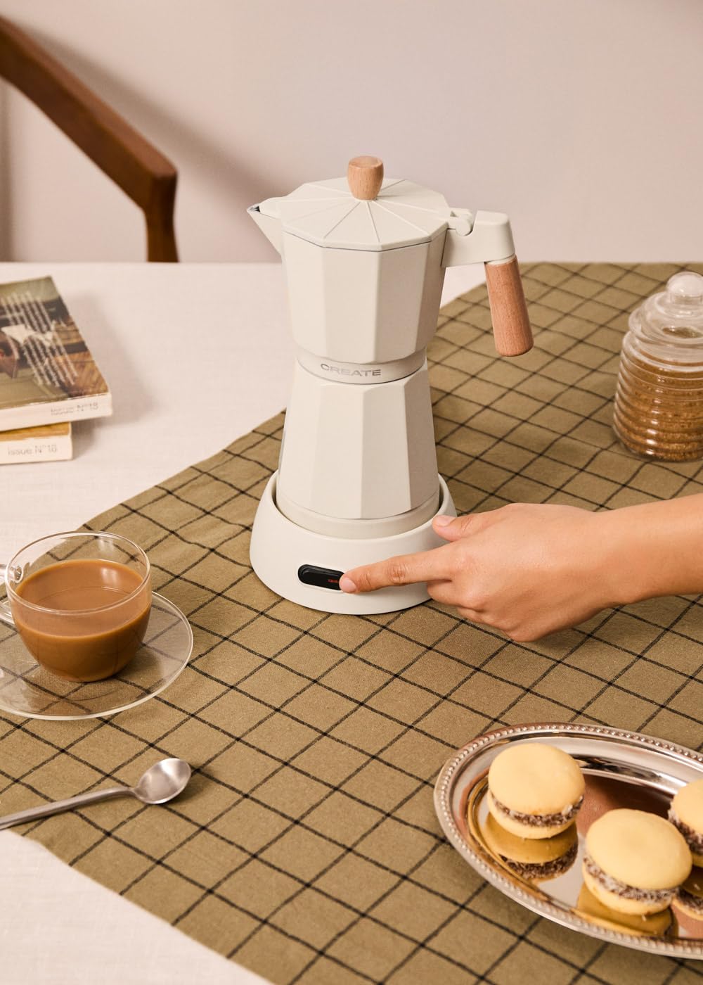 Cafetera italiana eléctrica 300 ml 6 tazas 480W blanco roto función mantener caliente base 360º libre de BPA