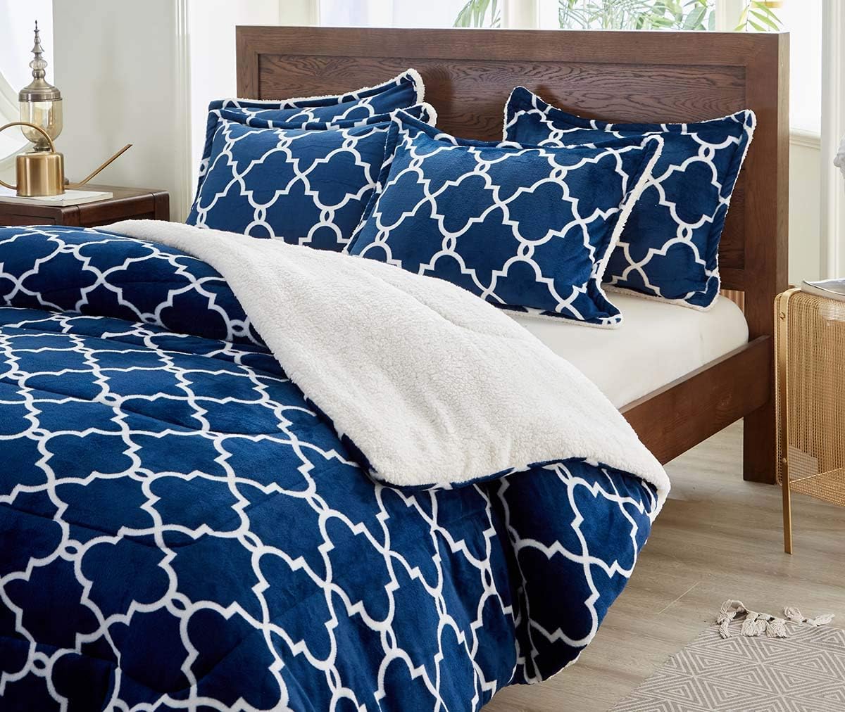 UOZZI BEDDING 3-Piece Sherpa Flannel Micromink Comforter Set Ultra-Soft Winter Microfiber Bedding Set Down Alternative Fleece Warm Weighted Duvet with 2 Pillowcase (Quatrefoil Navy, King 102"x88")