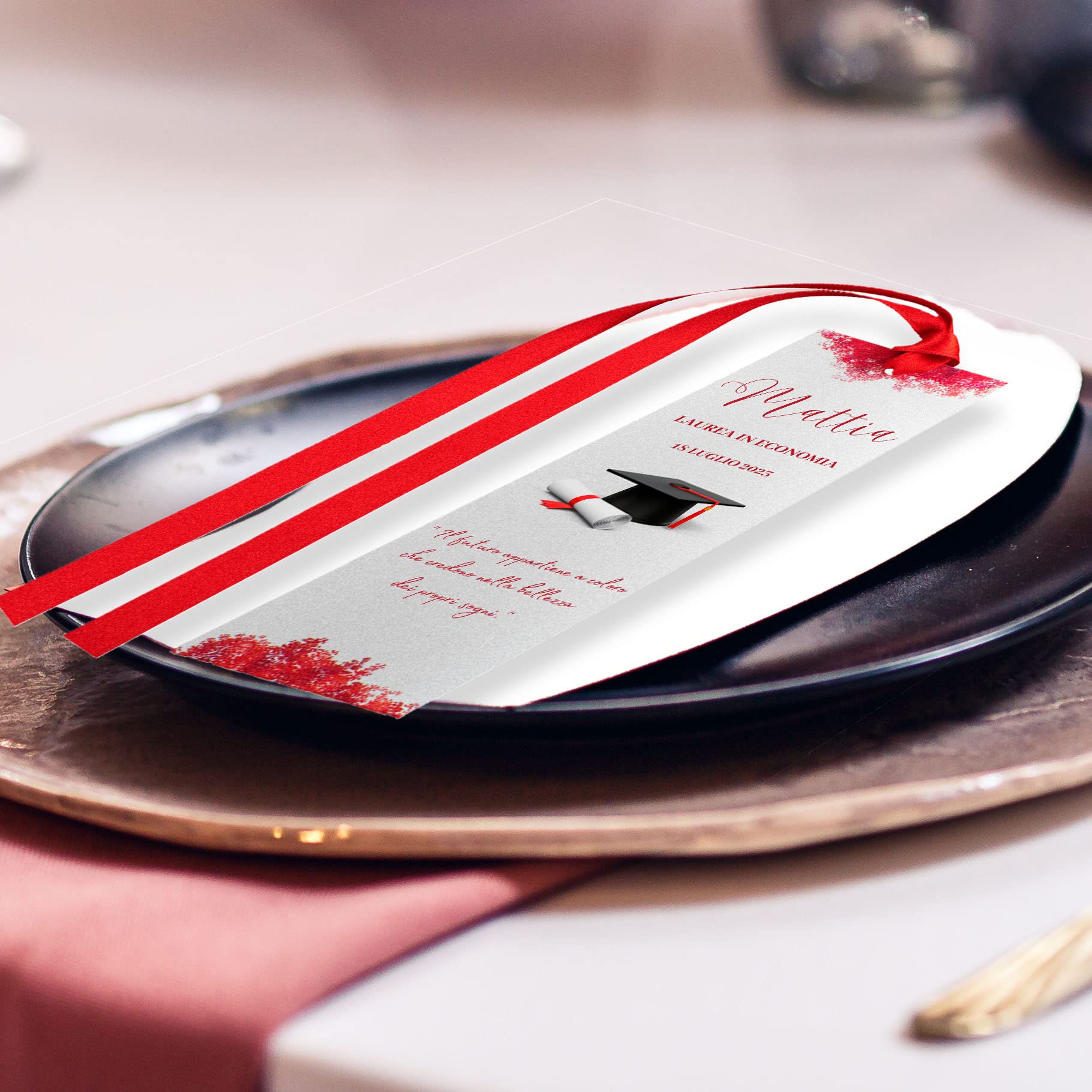Segnaposto Segnalibro Laurea | Cartoncini Metallizzati con Fiocco in Raso Rosso e Tocco | Eleganti e originali | Decorazioni tavola festa e ringraziamento invitati, 25pz