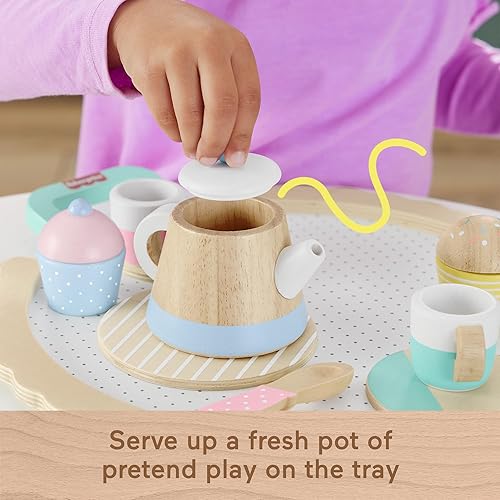 Miniatura 4 de Fisher-Price Juego de té de juguete de simulación de madera, juego de madera de 12 piezas con tetera, tazas y platillos para niños preescolares a