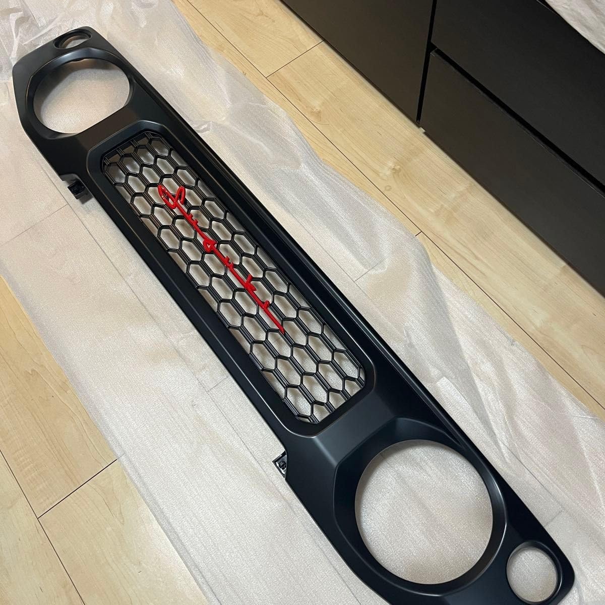 ジムニー JB64W JB74W フロントグリルマットブラック エンブレム