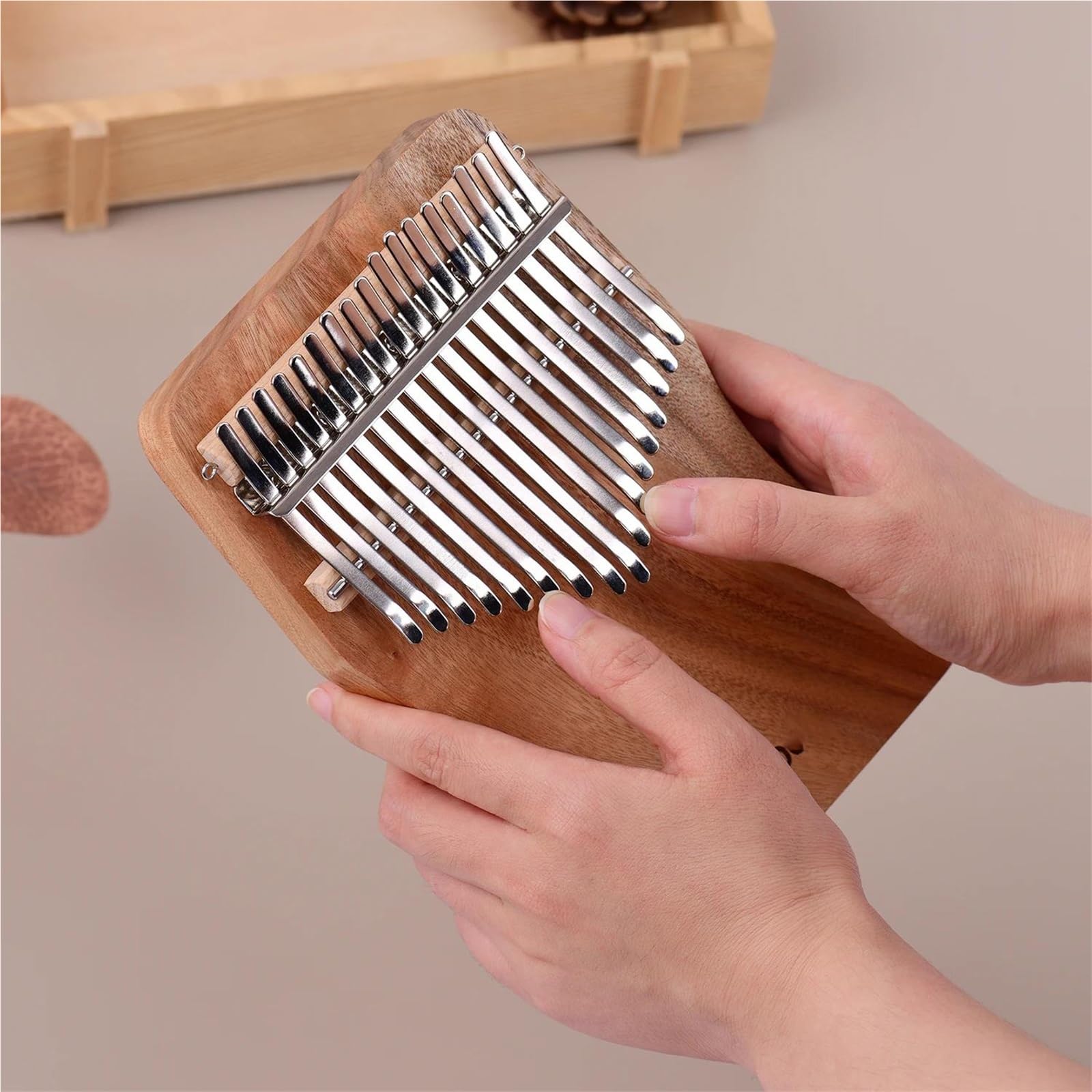 Kalimba Do Gitary Kciukowej Z 17 Klawiszami W Tonacji C Wykonana Z Drewna Kamforowego W Komplecie Z Pokrowcem Naklejkami Na Skalę I Młotkami Do Strojenia. Kalimba