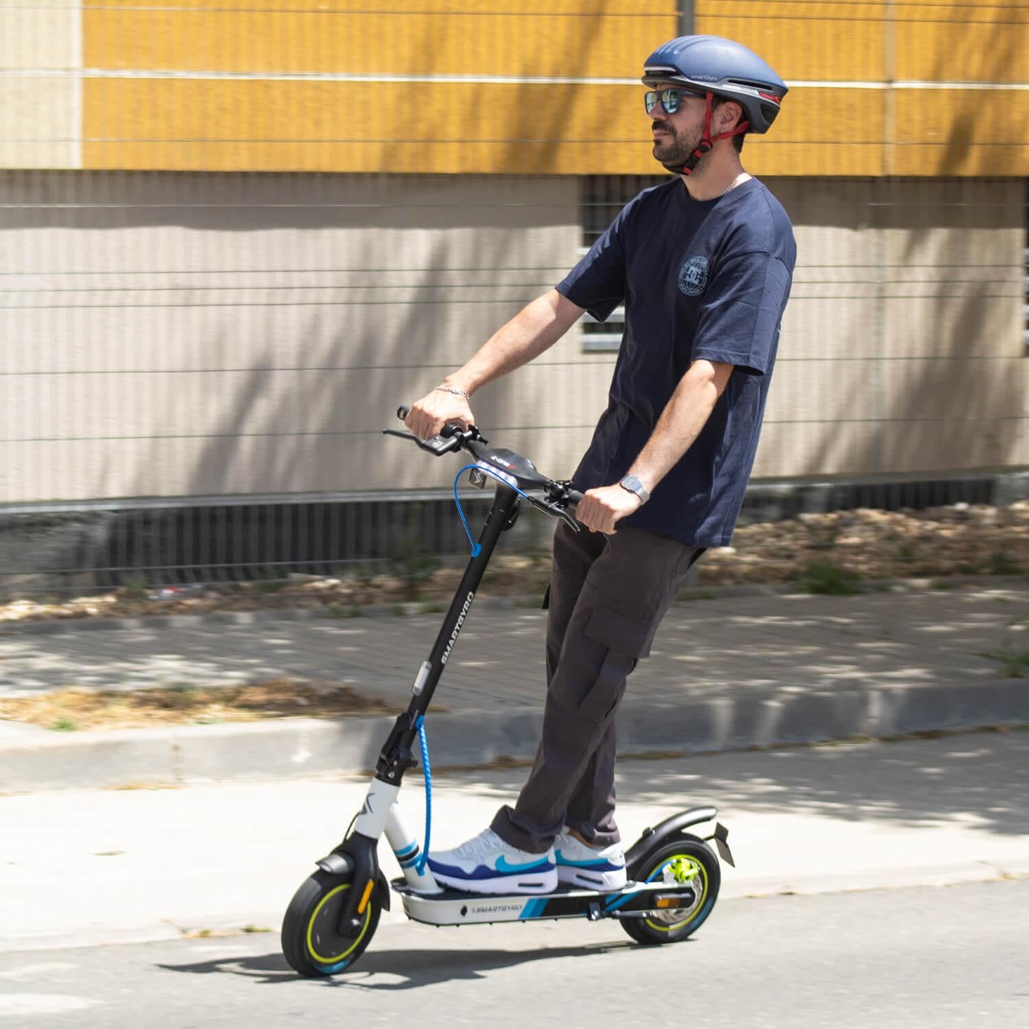 smartGyro Z-One Blue - Scooter électrique certifié 36V, Puissance maximale 400W, Batterie 8Ah, autonomie 30Km, Roues pneumatiques 10", Triple freinage, Application, certifié DGT, deuxième génération