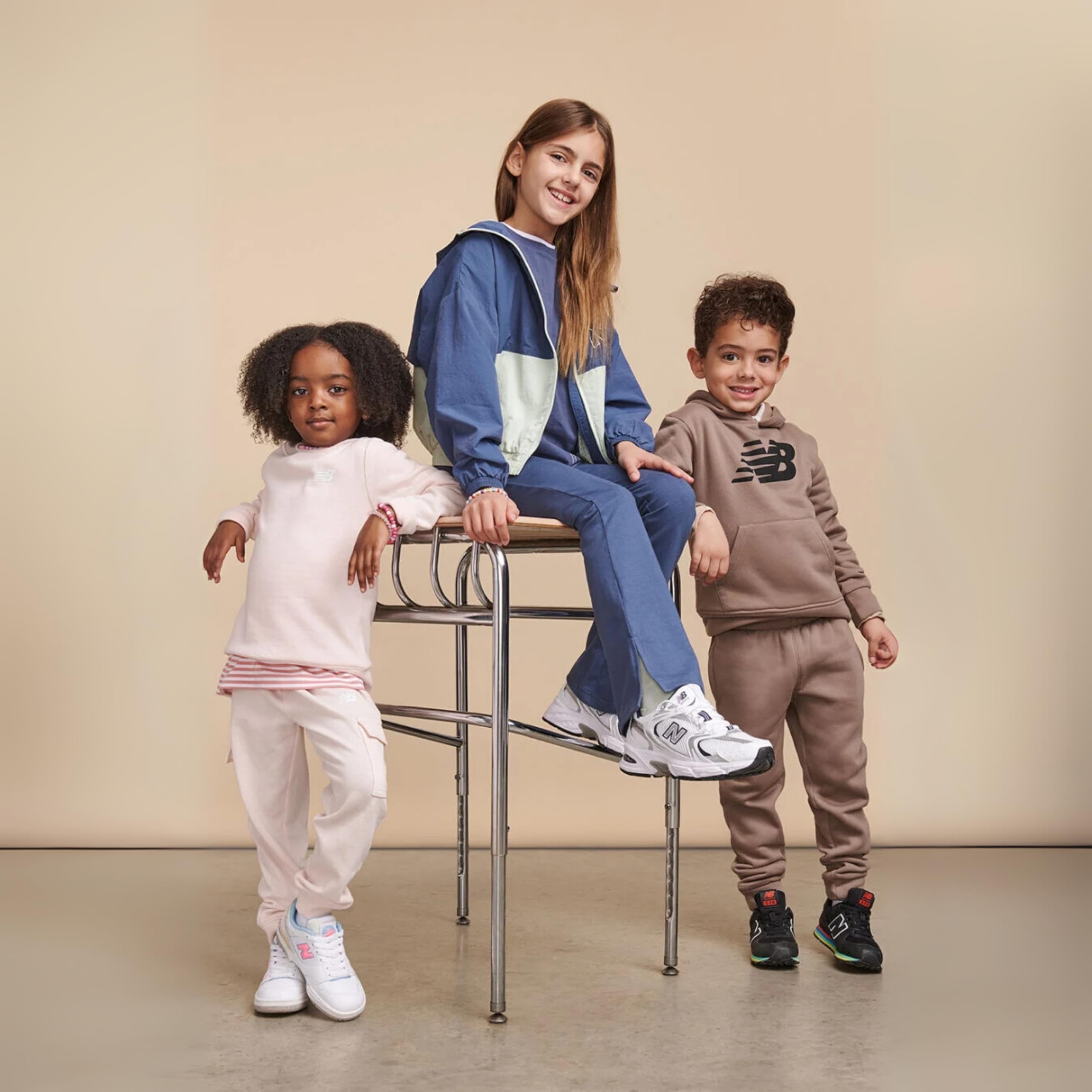 New Balance Sudadera clásica con capucha para niños, cómoda mezcla de algodón y forro polar, tallas 4-20