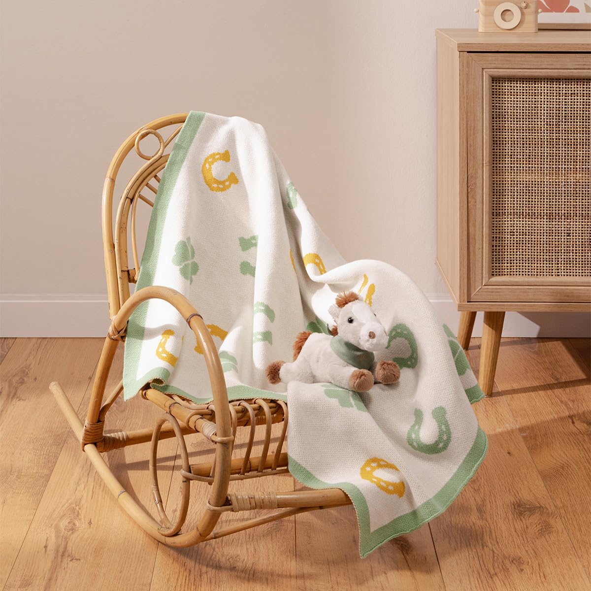 THUN - Set peluche cavallo con copertina tricot Dolce Fattoria - Coperta: 100% cotone. Peluche: tessuto 100% poliestere, accessori in PS., 20 / 90x70cm