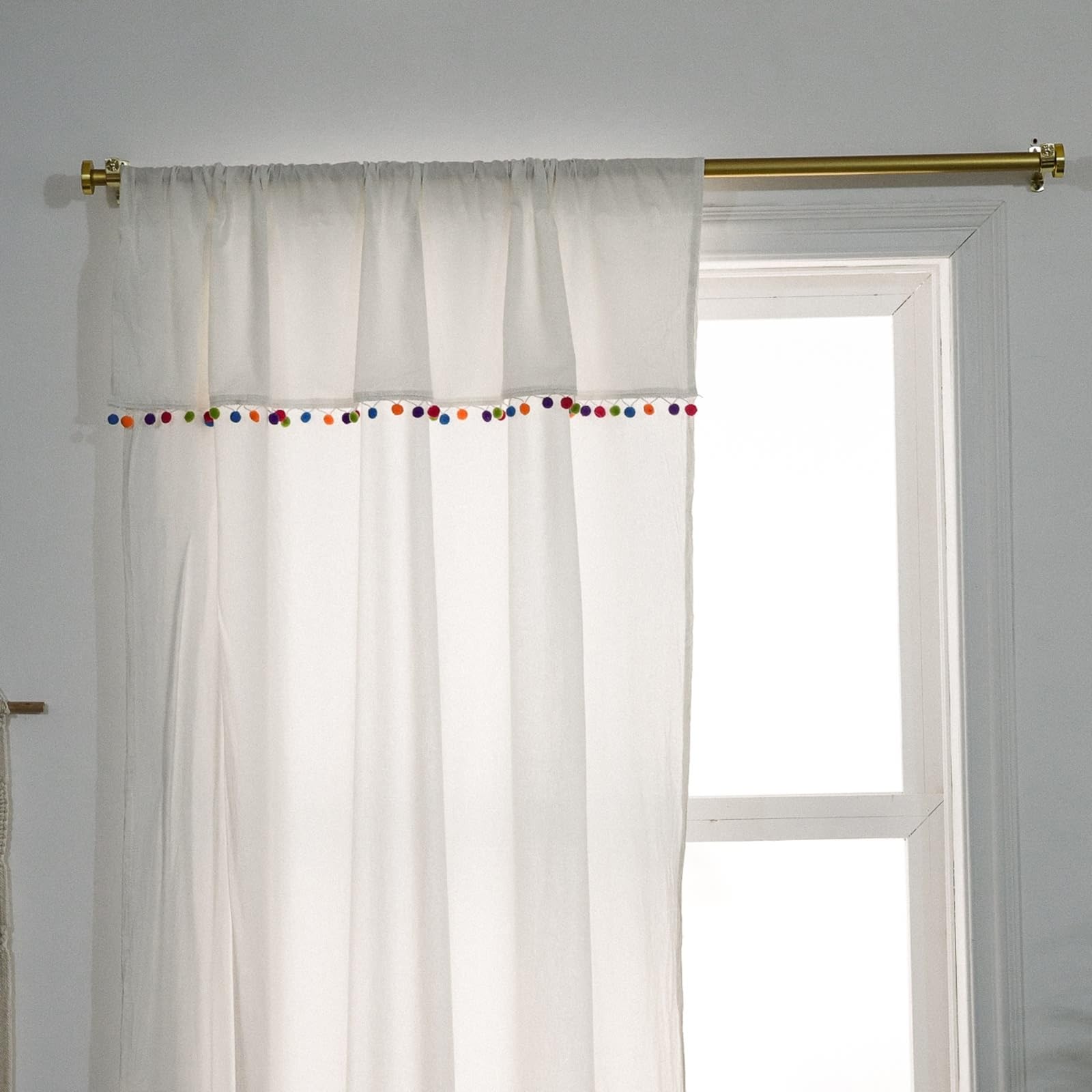 Cortinas cortas semitransparentes de gasa de algodón con originales pompones de colores