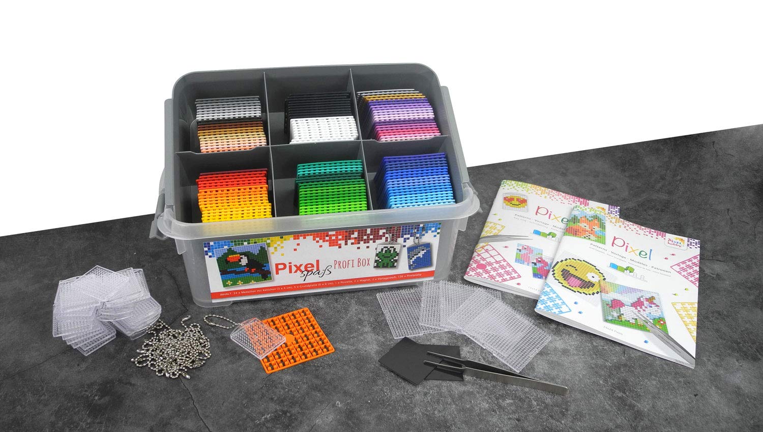 Pixel P60002-29501 Profi Box, Bastelset mit 126 Pixelplatten, 24 Medaillons mit Kette, 5 Grundplatten, 2 Magneten, 1 Pinzette sowie 2 Hefte mit Vorlagen, kinderleichtes Stecksystem