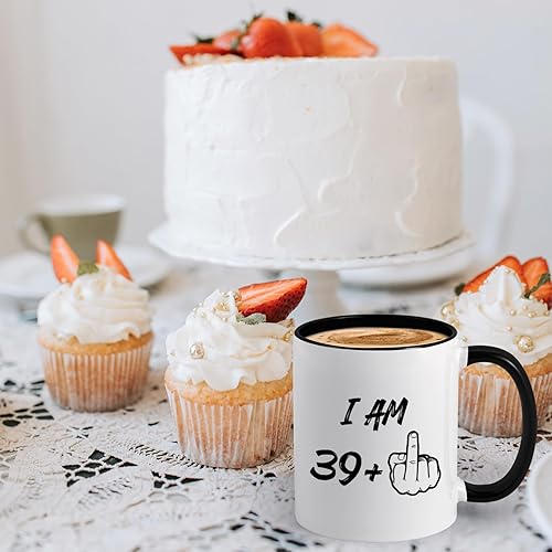Miniatura 2 de YHRJWN - Regalos de cumpleaños número 40 para mujeres y hombres, taza de café I Am 39 Plus, regalos divertidos de cumpleaños para amigos, compañeras