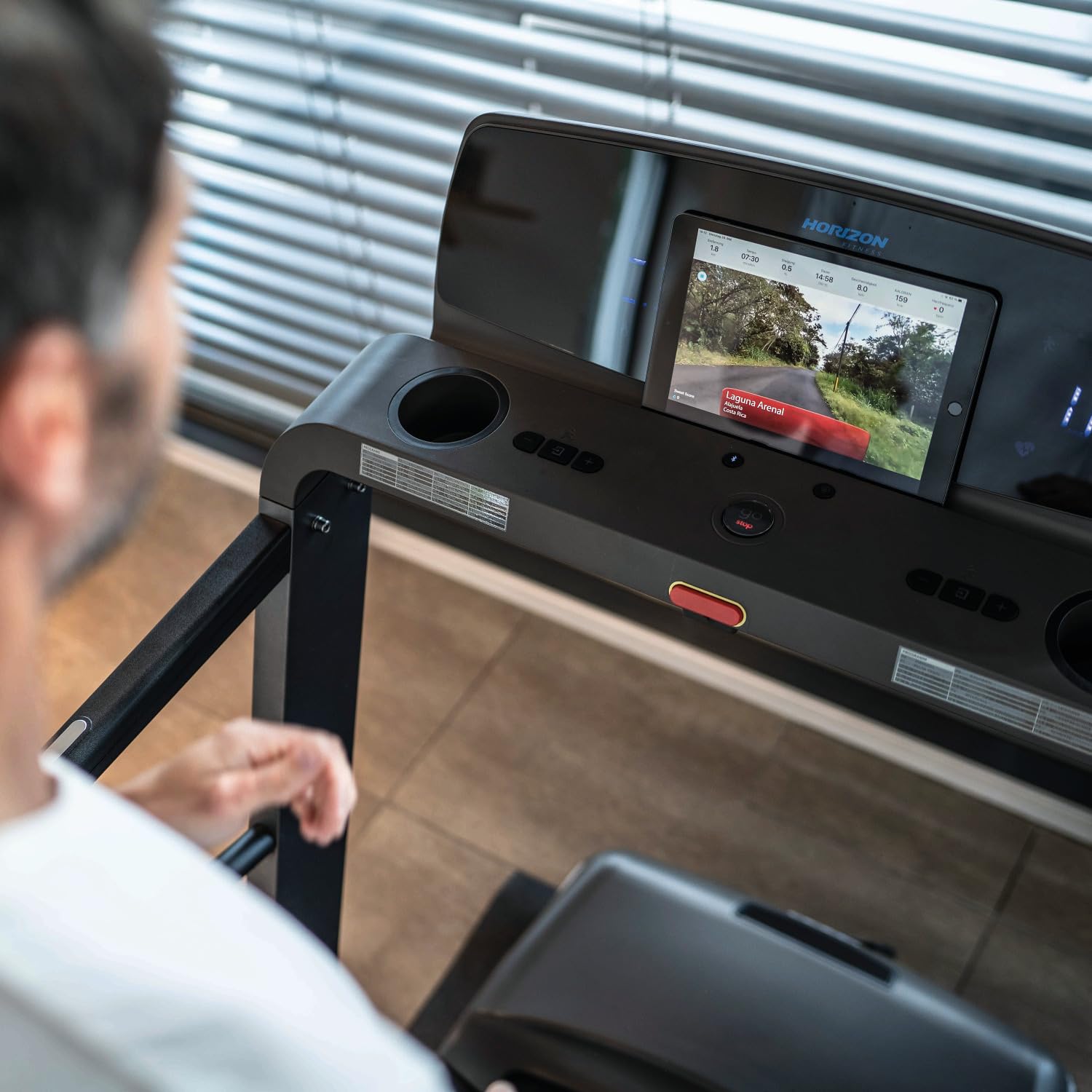 Horizon Fitness Laufband Omega Z Dark Edition mit neuartigem Rahmendesign für mehr Lauffreiheit und herzfrequenzbasierter PulseTrain Technology