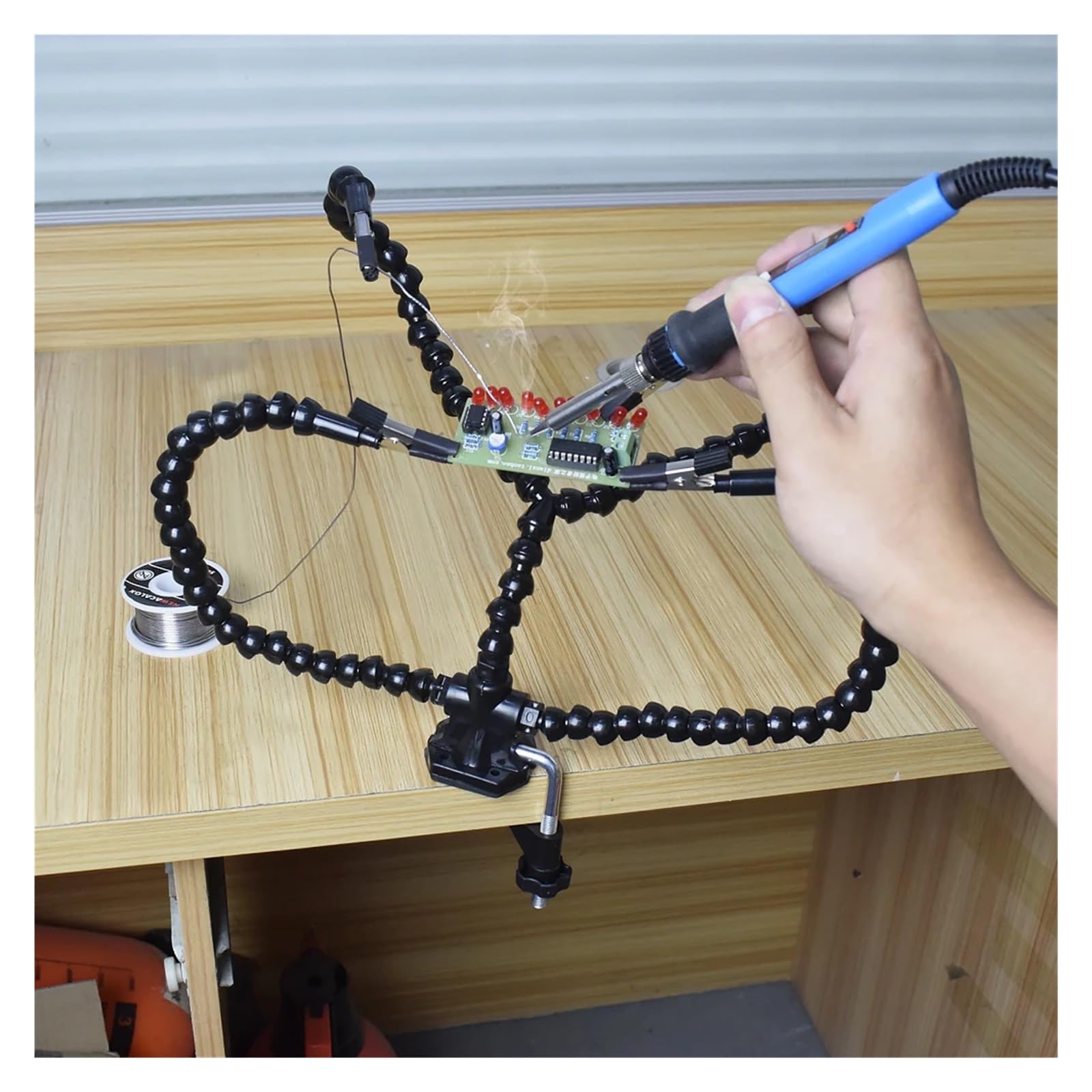 Ausilio per Saldatura a Terza Mano, Strumento di Supporto con Lente d'Ingrandimento e Luce USB, Bracci Flessibili, Morsetti a Coccodrillo, Base Stabile, Nero, Confezione da 3(Sn3bk)