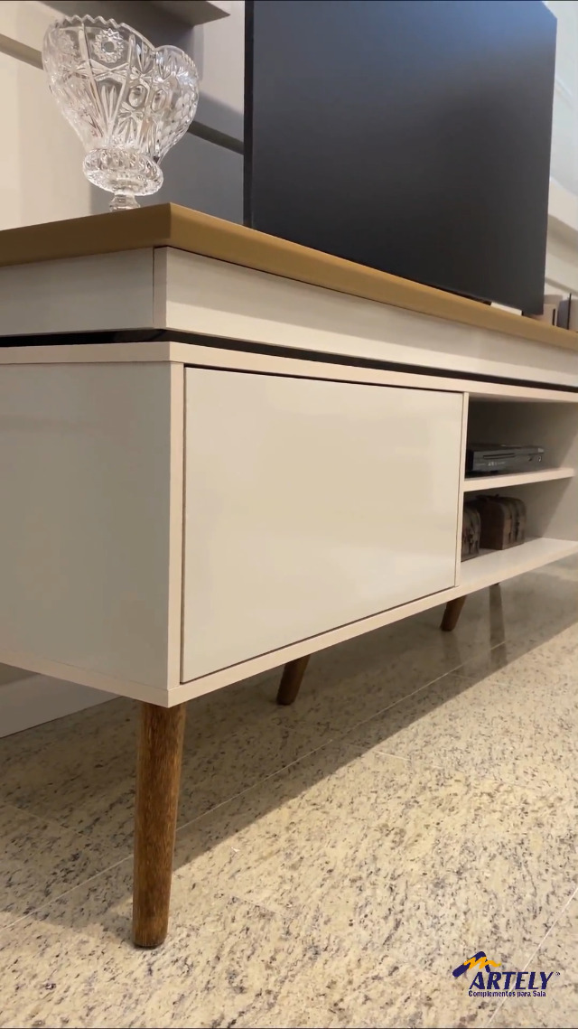 Rack para TV até 75 polegadas com fita de LED e pés de madeira 2