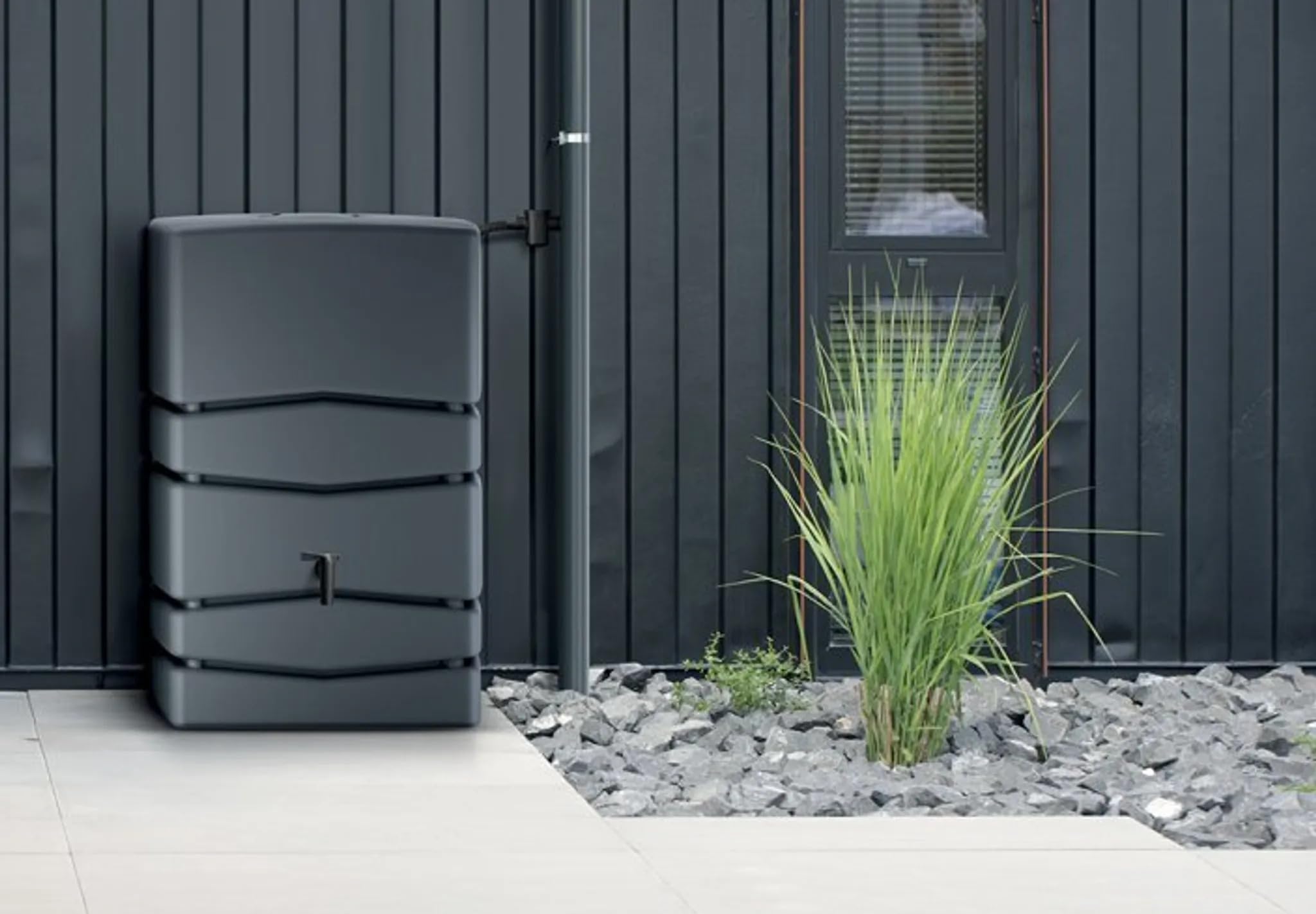 Regentonne 450L, Anthrazit, Robuster Regenwasserspeicher für Garten und Bewässerung, 115 x 57 x 77 cm