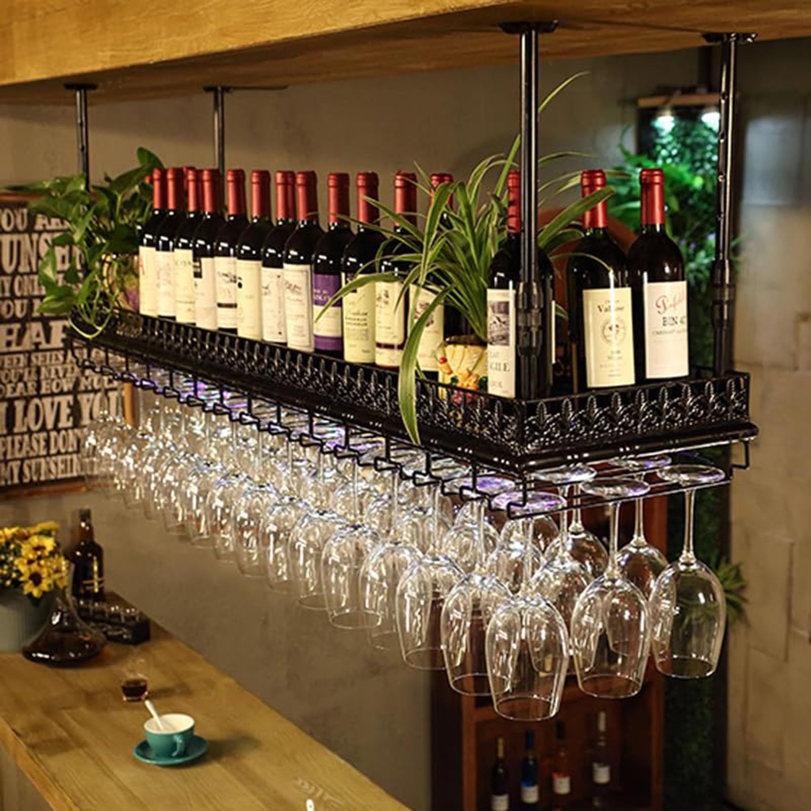 Étagère métallique murale et de plafond industrielle avec porte-verres à vin suspendu