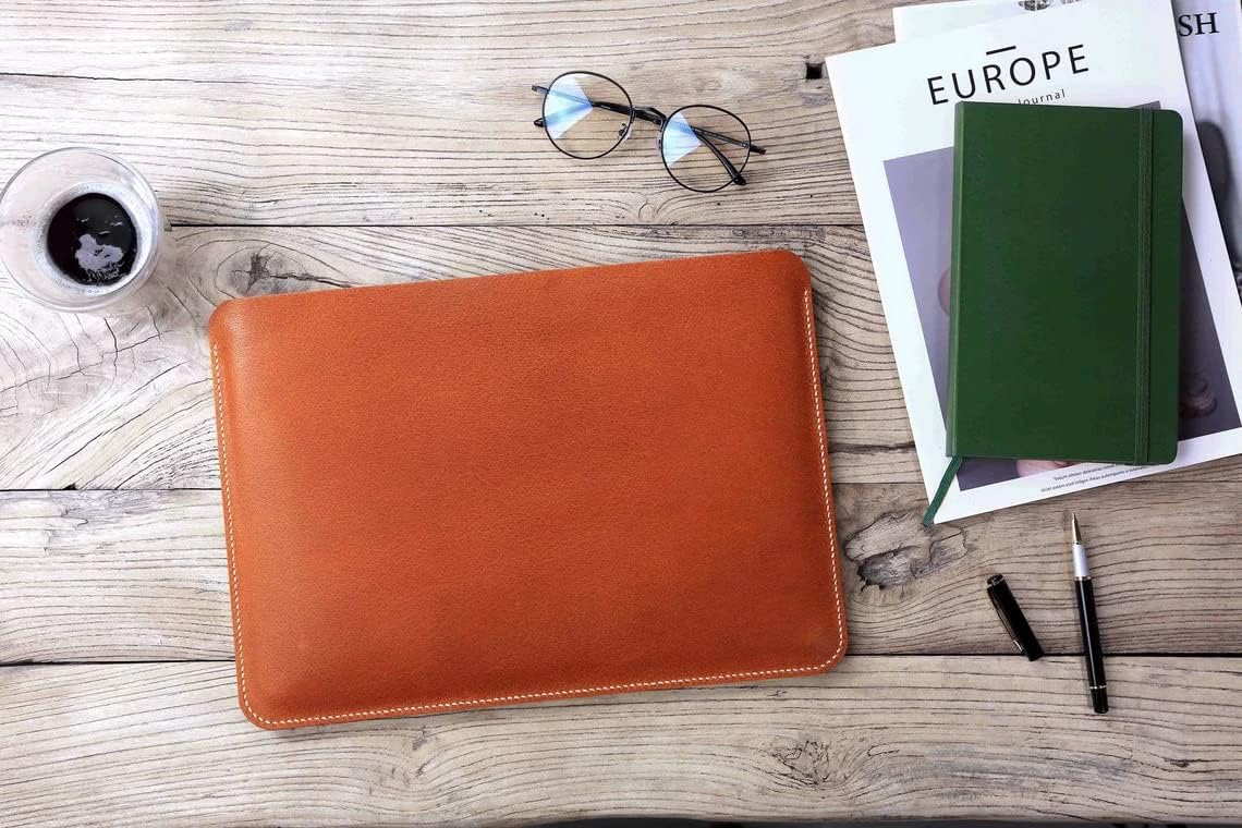 Handmade Vegetable Tanned Leather Laptop Sleeve, Compatible with MacBook, Custom Engraved Leather Case with Hand‑Stitched Saddle Stitch, Fits 13″–16″ Laptops X08-VBLMS