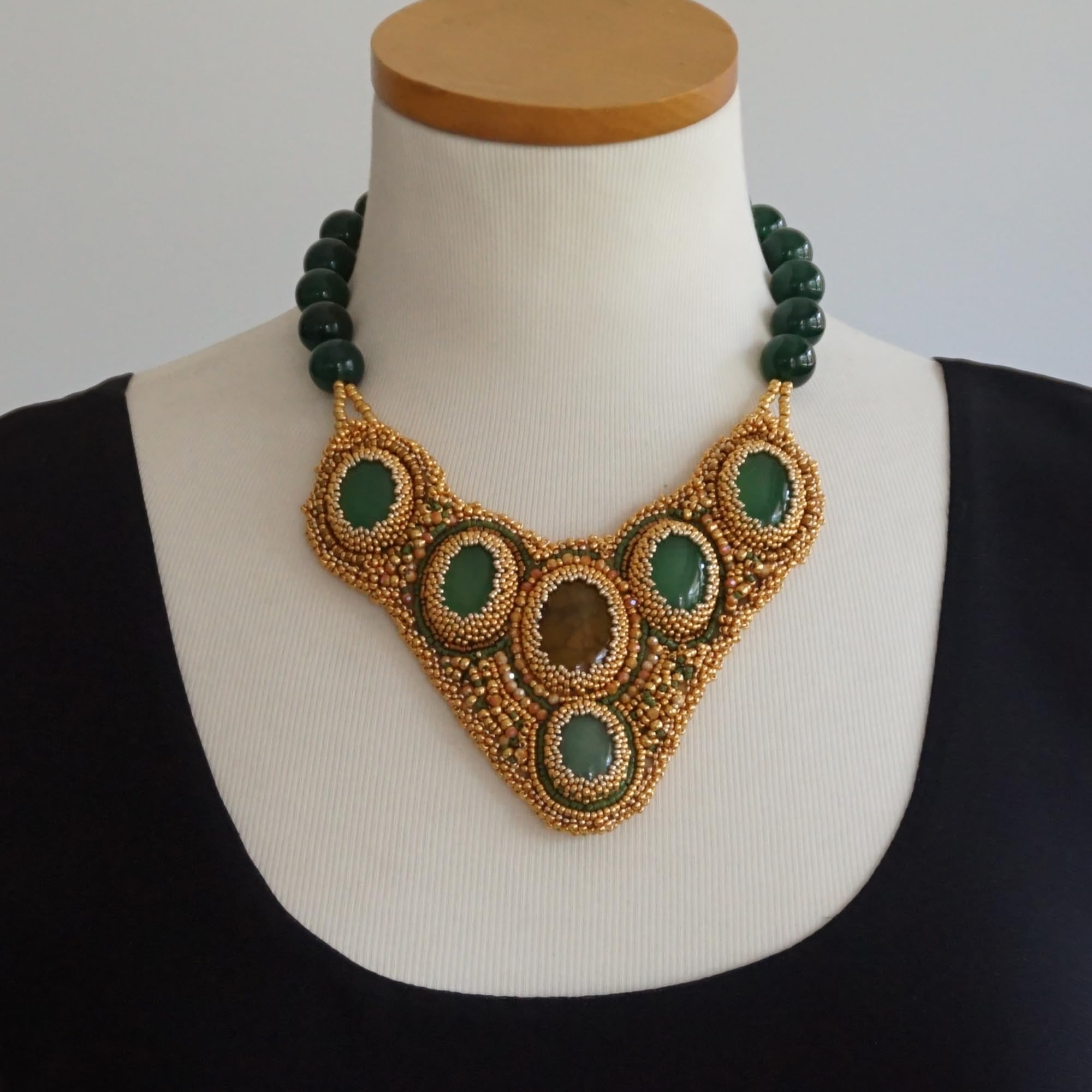 collana vistosa bigiotteria handmade con pettorina ricamata perline vetro oro e verdi e pietre dure verdi