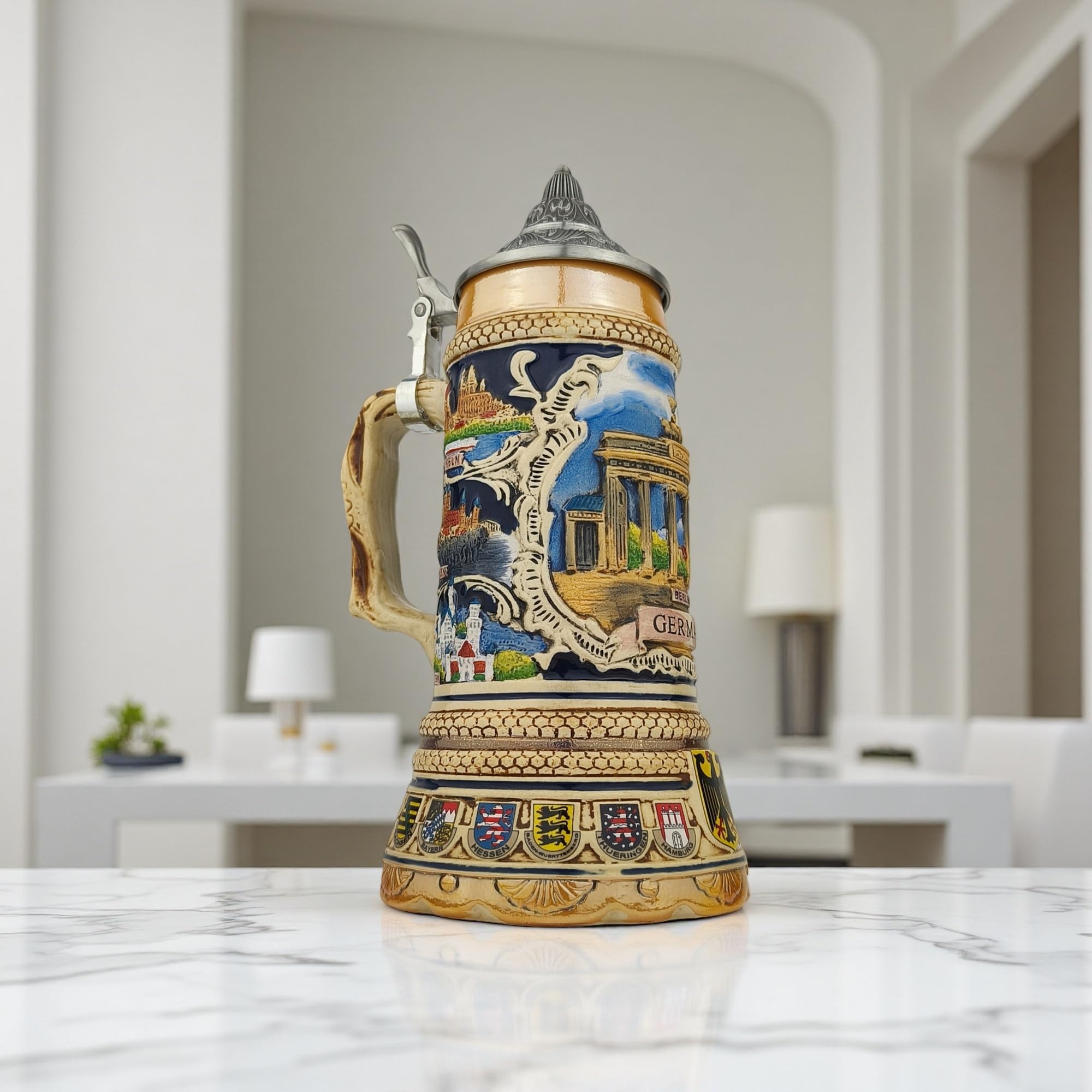 Bierkrug mit Deckel 0,7L - Steinkrug mit Deutschland-Motiv und XL-Boden Design - Brandenburger Tor auf der Vorderseite - Geschenkidee für Männer - Ideal für Zuhause, Fest & Sammlung