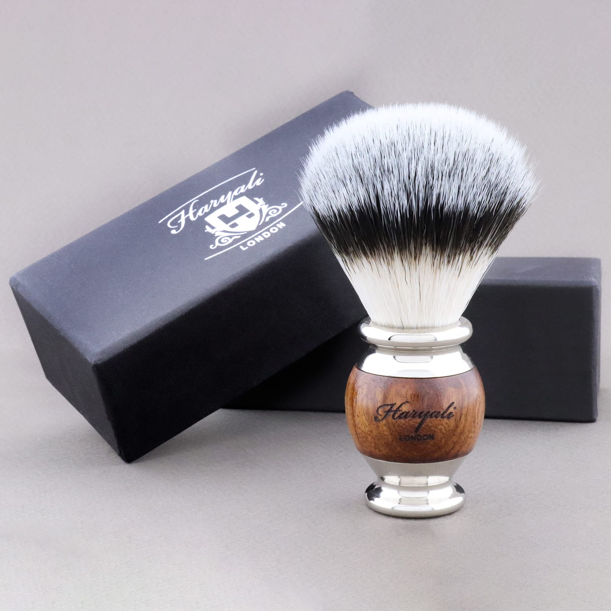 Haryali London Set di pennelli da barba sostenibili, pennelli da barba in legno e acciaio inox, pennello da barba sintetico, supporto per rasoio in acciaio inox, supporto per pennello da barba