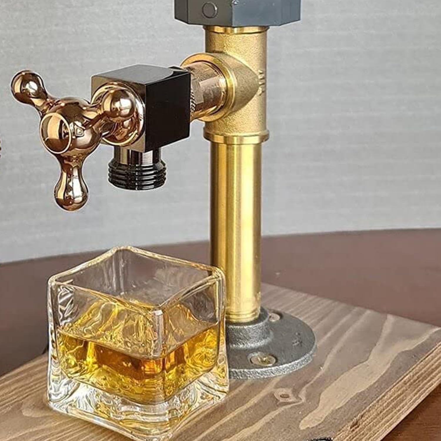 Dispensador de alcohol, dispensador de botellas de licor, diseño único de madera con soporte en forma de grifo, accesorios de alcohol, regalo ideal